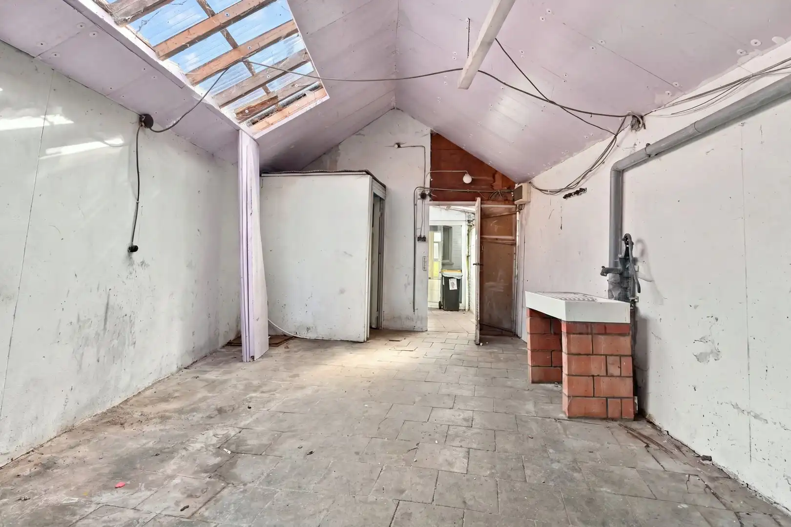 Te renoveren half open bebouwing met uitweg achteraan foto 12