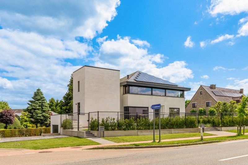 Zeer ruim en stijlvol penthouse met tuin en garage foto {{pictureIndex}}
