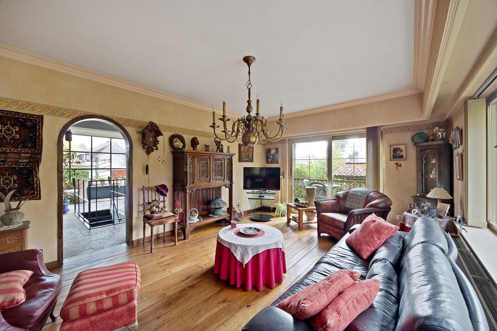 Open bebouwing met grote garage of magazijn, gelegen volledig in het groen en ingericht met een 'charme-authentiek-interieur' foto 2