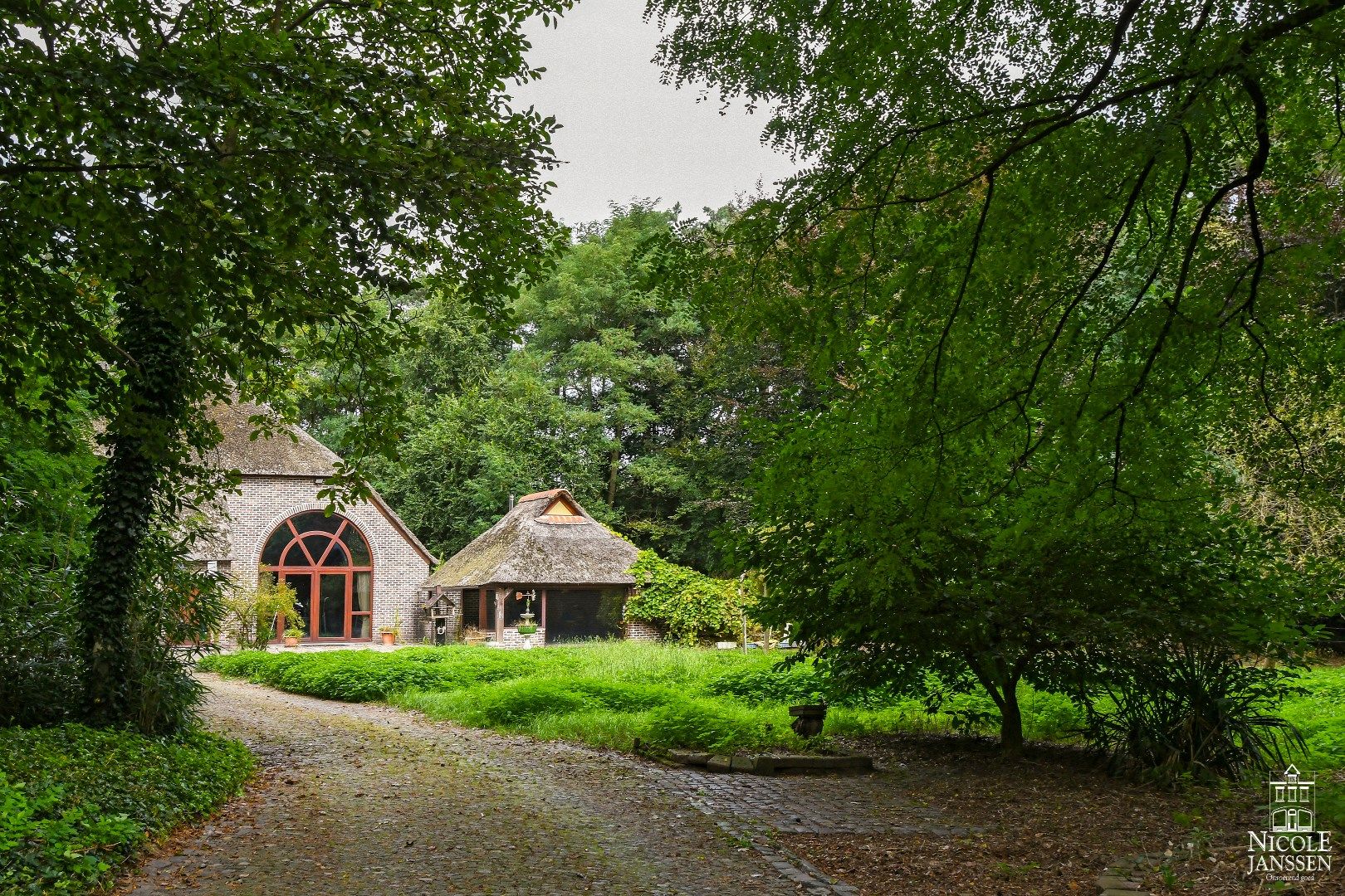 Bijzonder pand in bosrijke omgeving foto 34