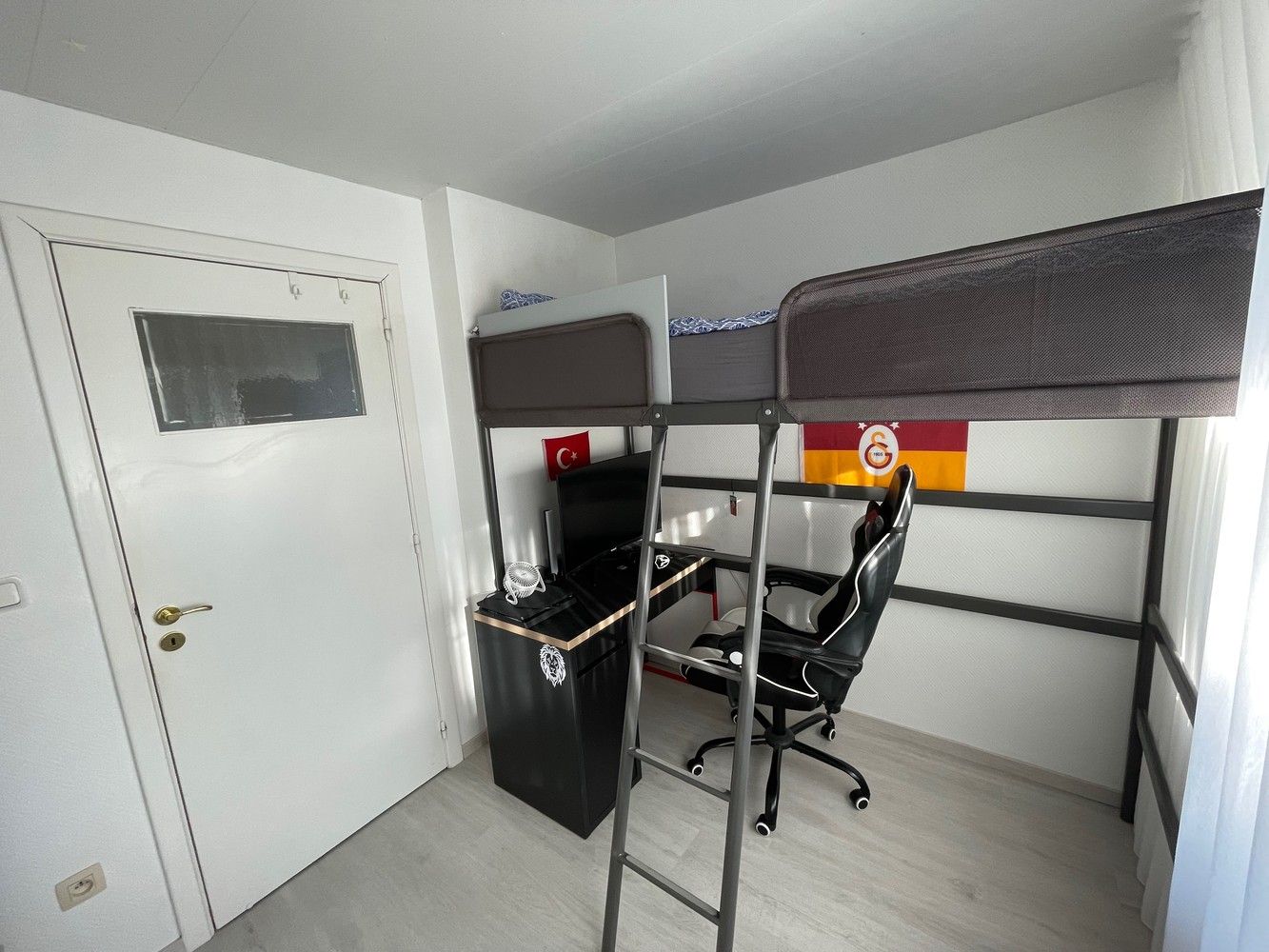 Genk, Kraaistraat 11 – Volledig gerenoveerde en energiezuinige (EPC B) rijwoning met 3 slaapkamers, terras en tuin gelegen in een rustige woonwijk. foto 19
