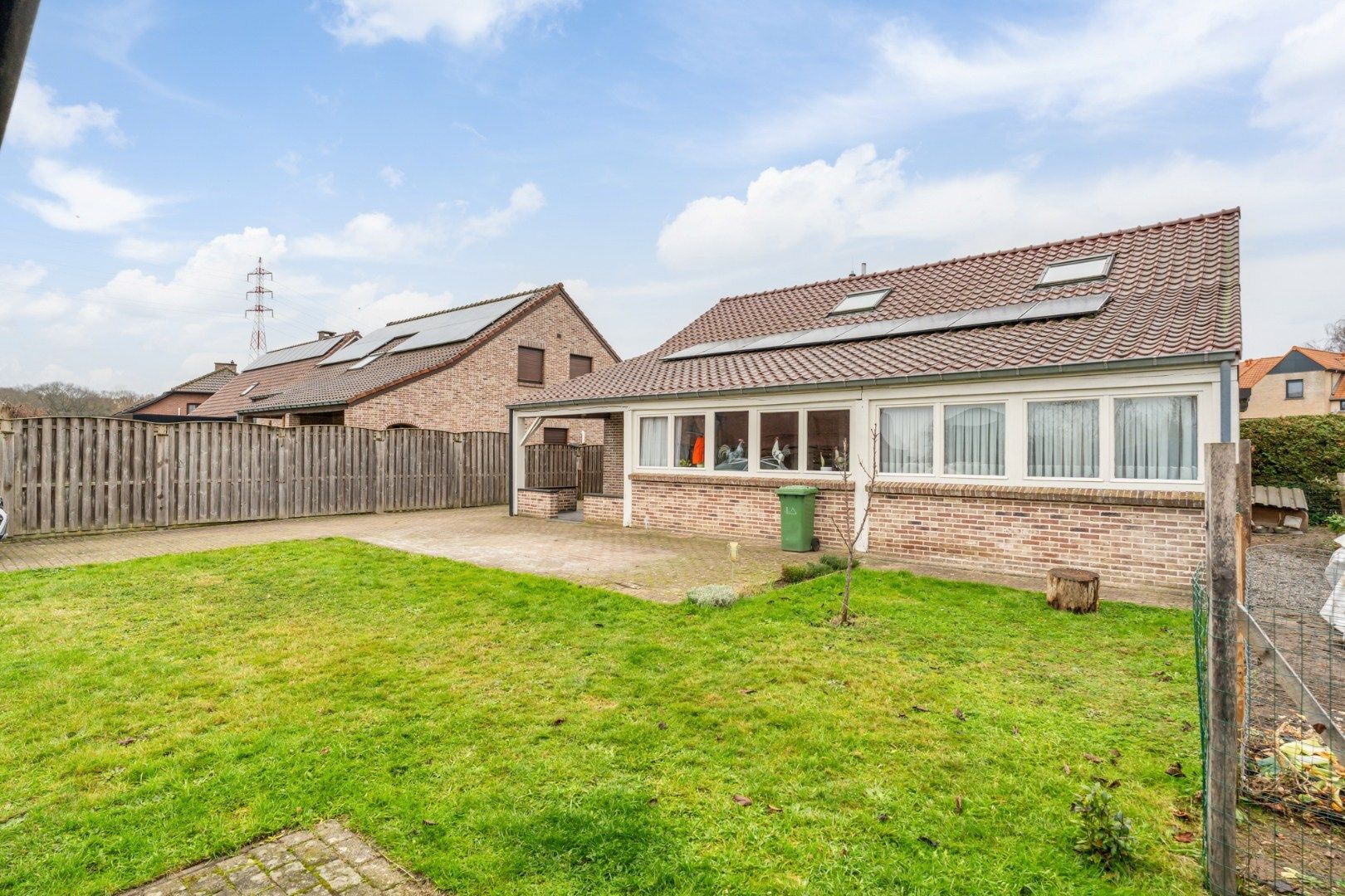 Vrijstaande gezinswoning, gebouwd in 1993 op een perceel van 5a74ca, gunstige ligging vlakbij het centrum. foto 16