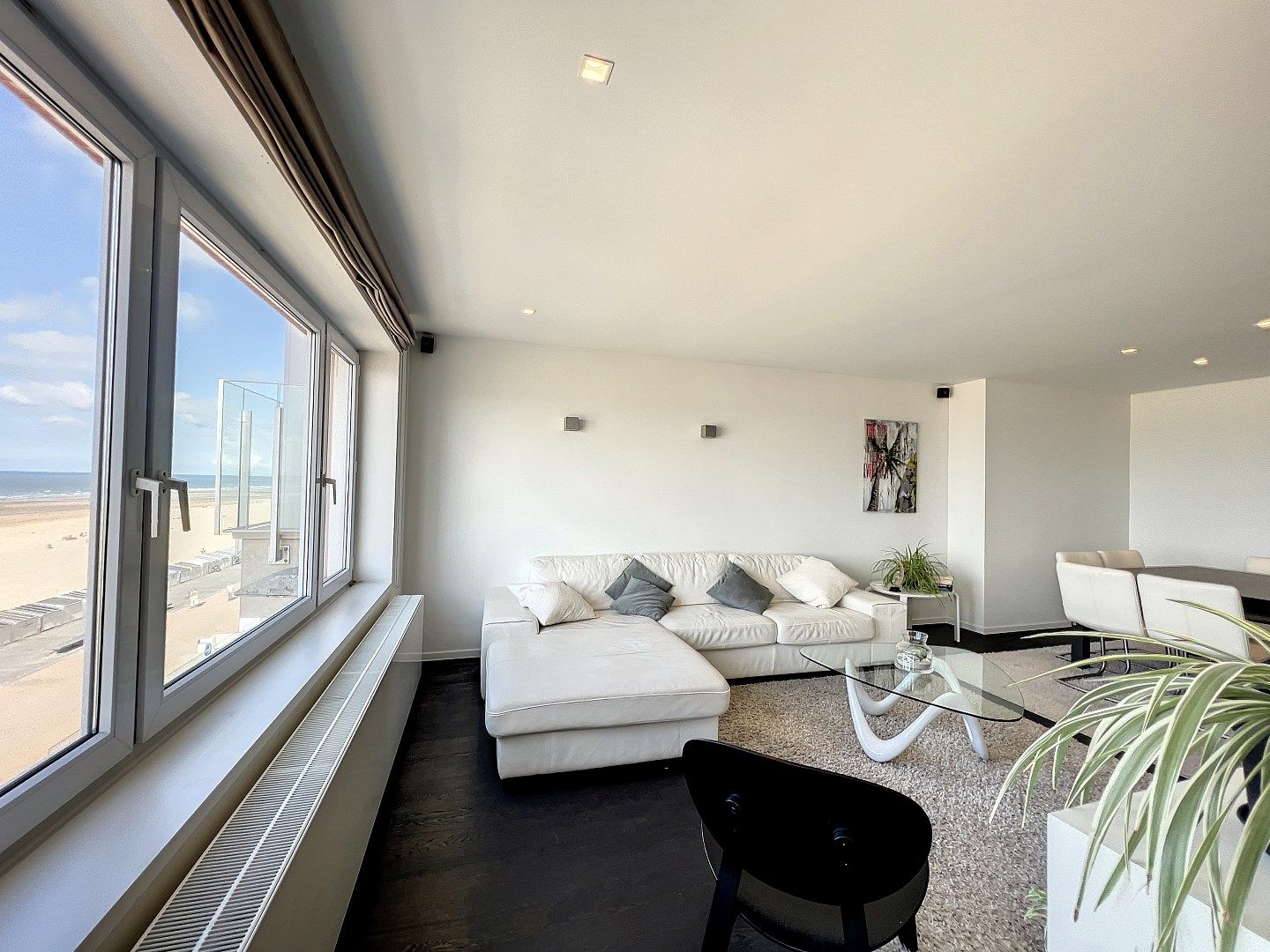 Prachtig vernieuwd 3-slaapkamer appartement met frontaal zicht op zee foto 3