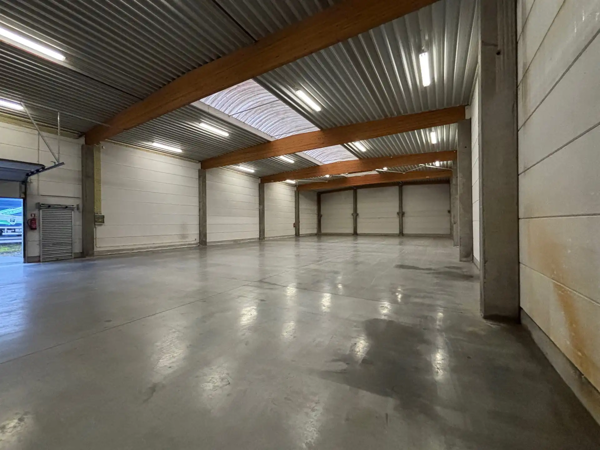 Magazijn in industriepark te Erpe-Mere (410 m²) foto {{pictureIndex}}