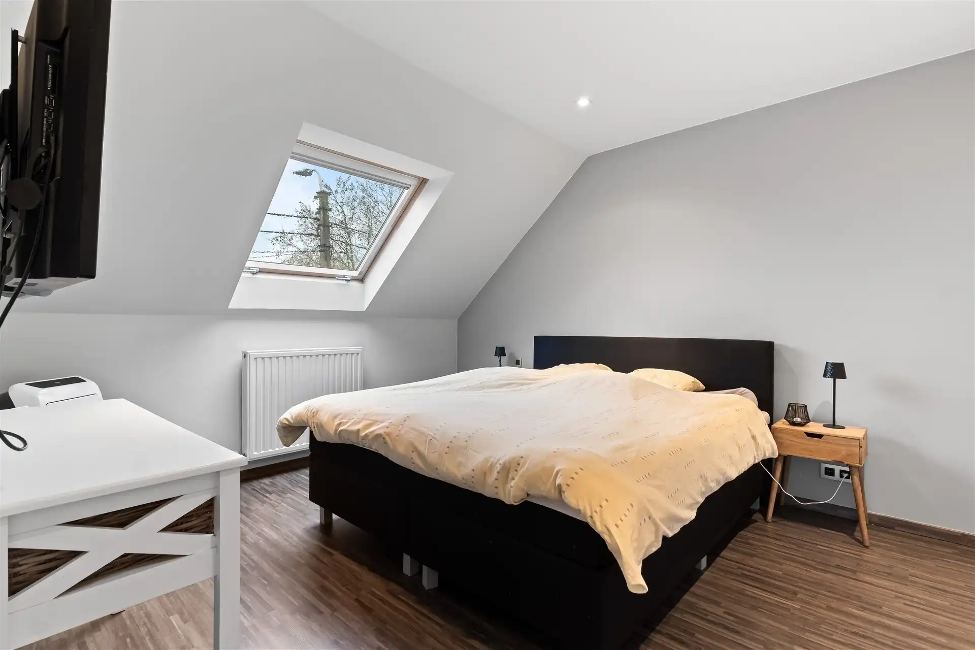 Recente halfopen bebouwing uit 2010, instapklaar met tuin en zwembad. foto 16