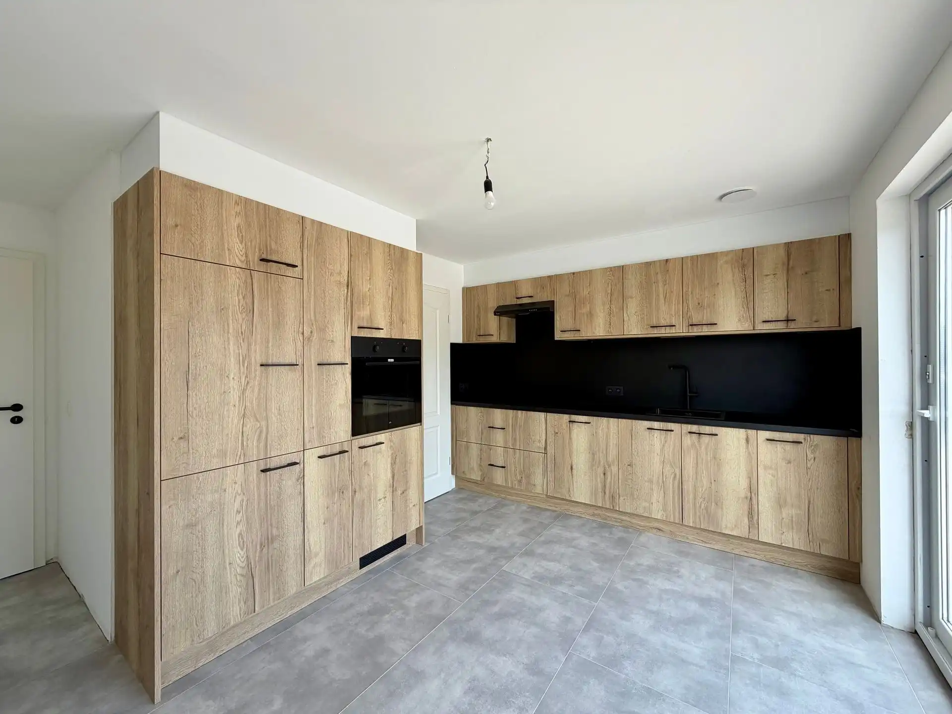 Uitzonderlijk ruim en volledig vernieuwd triplex appartement met drie slaapkamers, twee badkamers en een riant terras op een centrale locatie te Dilsen-Stokkem. foto 7