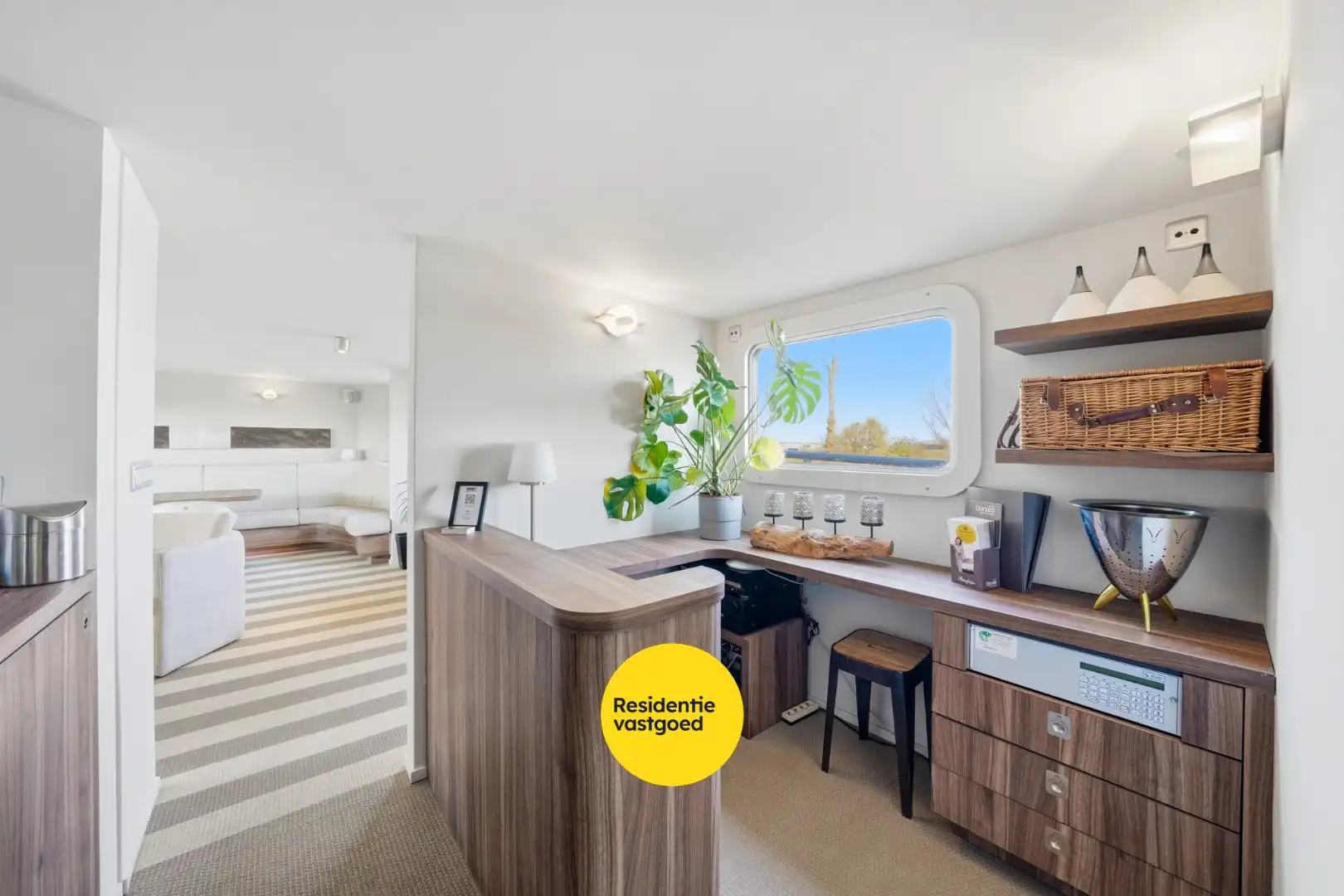 Unieke woonboot met B&B en vergunde ligplaats in Plassendale foto 34