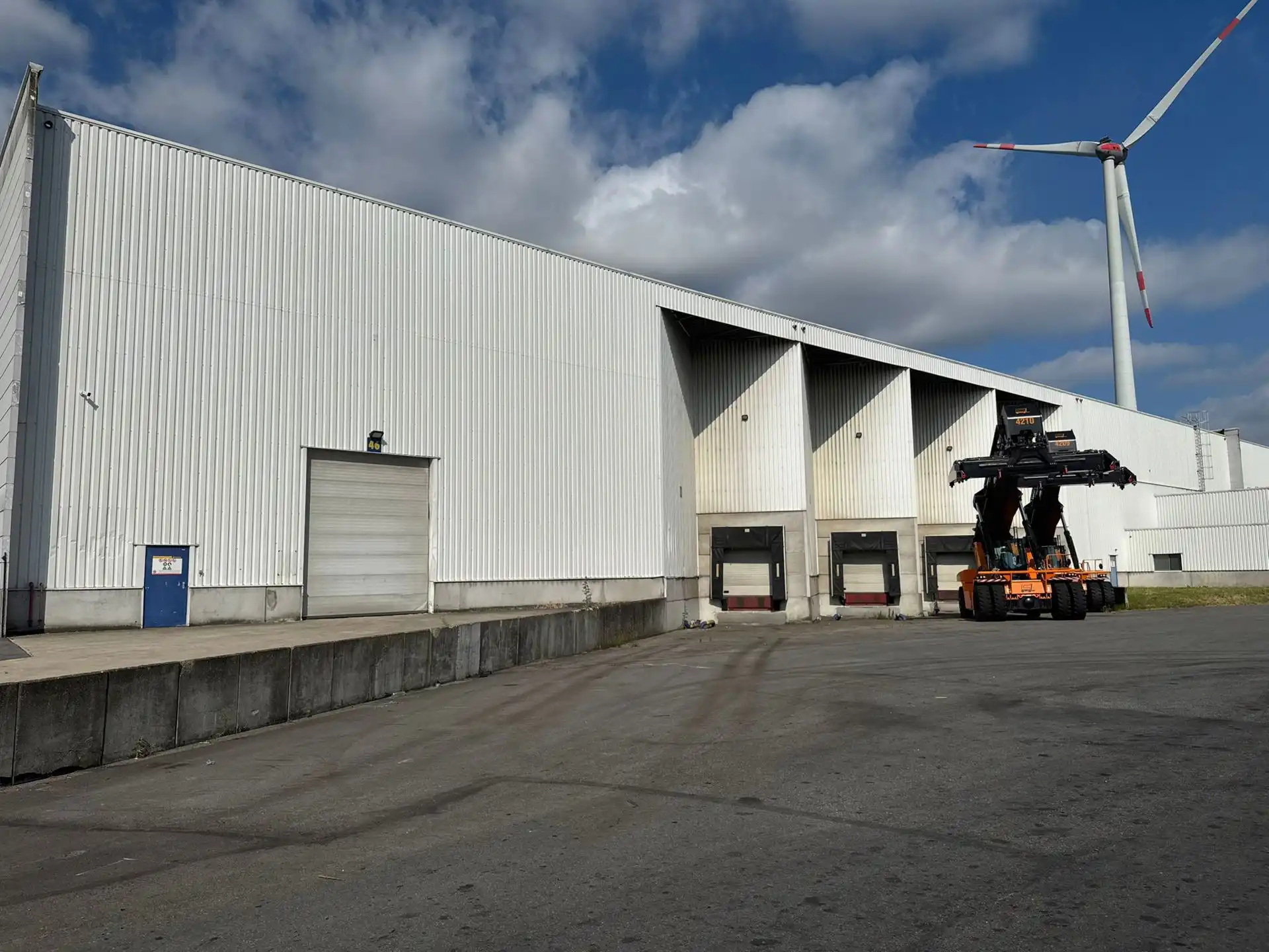 Ca. 8.625m² en 8.625m² magazijnruimten, met los- en laadkades, te huur langs de Noorderlaan.   foto 13