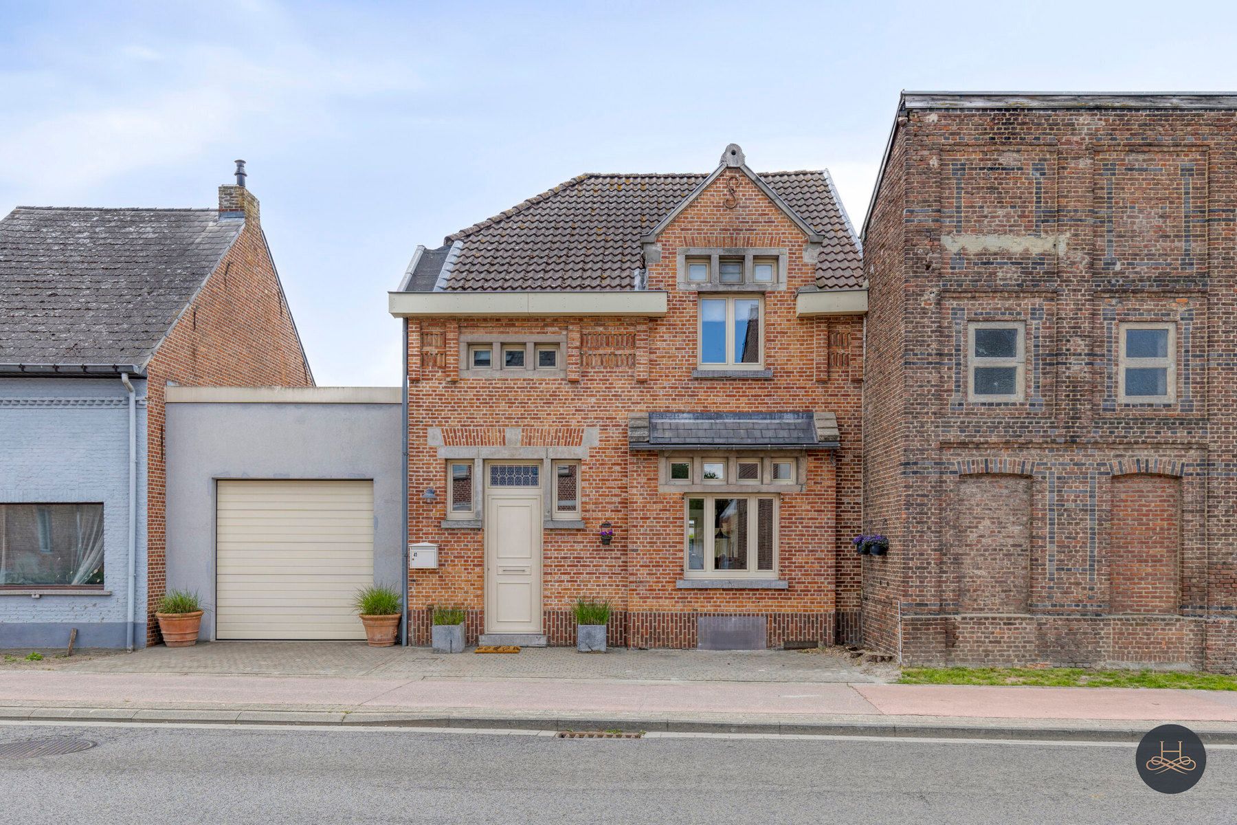 Hoofdfoto van de publicatie: Sfeervolle, deels gerenoveerde woning met ruime diepe tuin