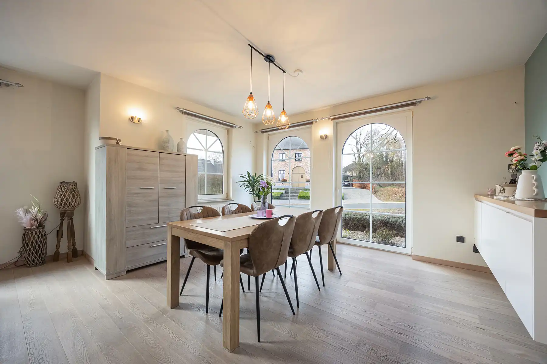 INSTAPKLARE, RIANTE GEZINSWONING MET 5 SLAAPKAMERS,  RUIMTE VOOR VRIJ BEROEP, INPANDIGE GARAGE IN KELDER EN GUNSTIG EPC OP PERCEEL VAN 11A30CA TE OUDSBERGEN foto 2