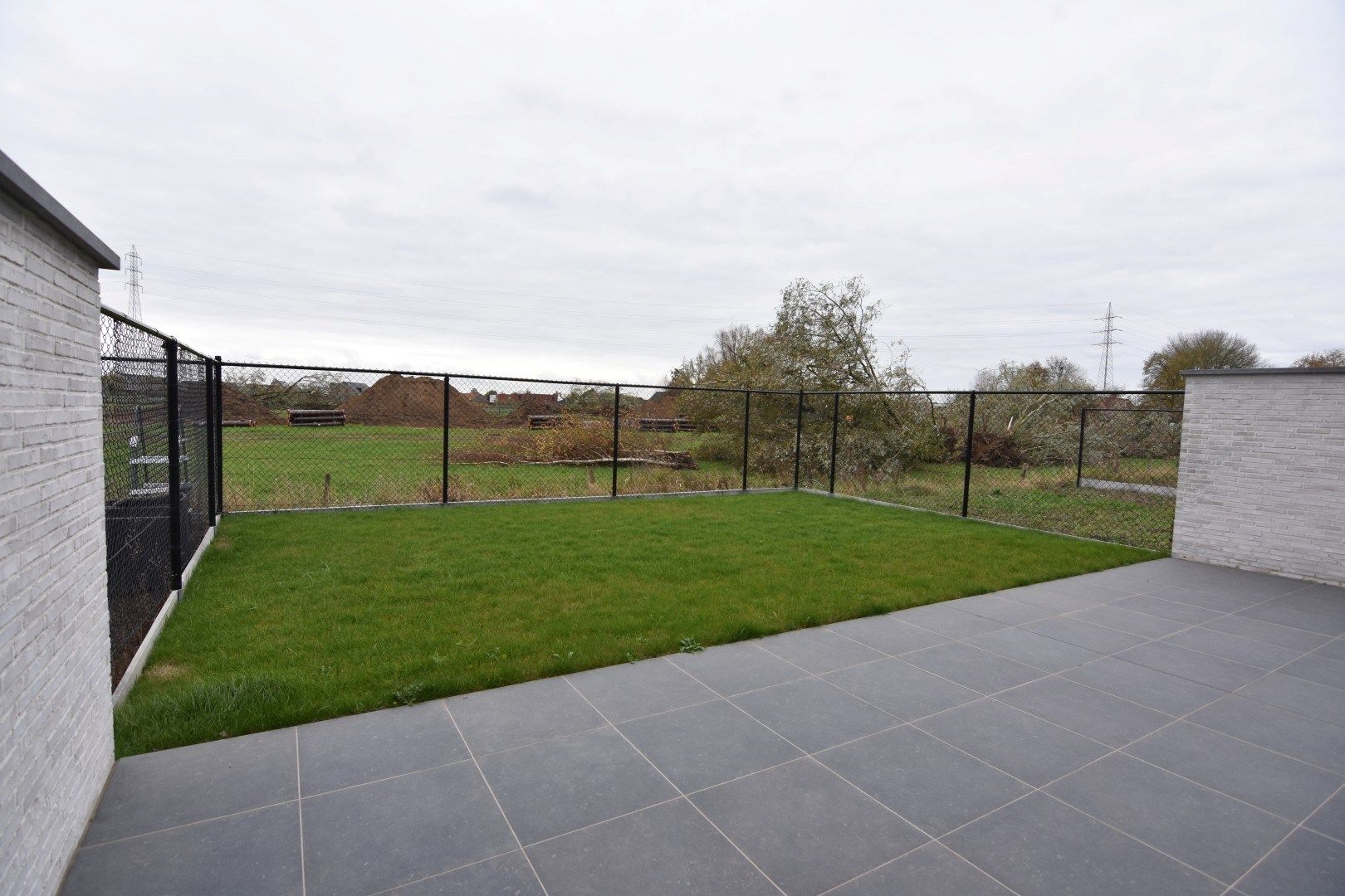 Prachtig afgewerkte nieuwbouw woning in leuke woonwijk foto 16