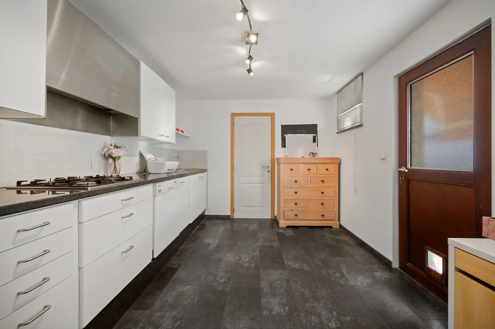 Instapklare gezinswoning met 4 slpks en ruime zuidwestgerichte tuin foto 16