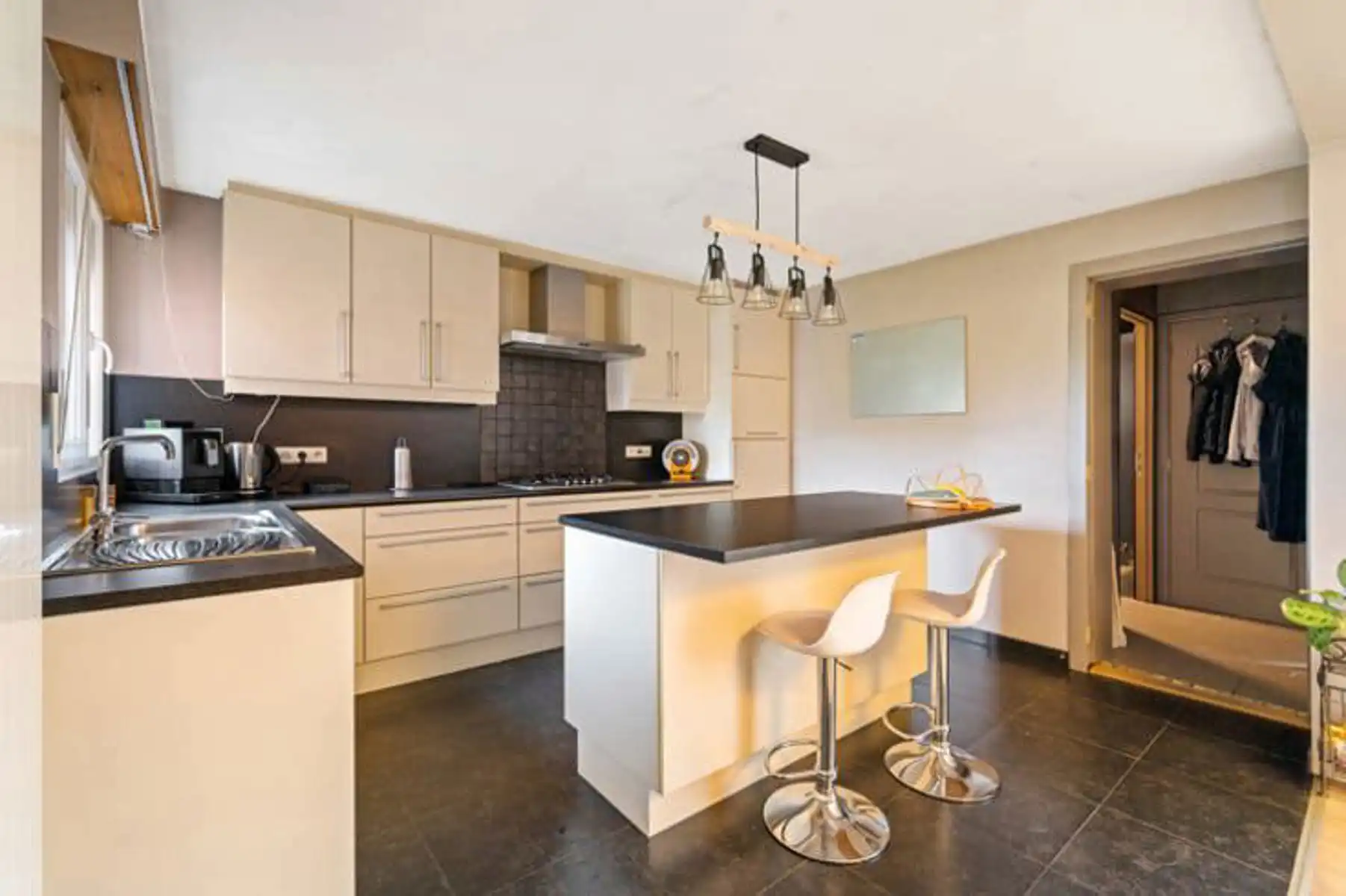 Zeer ruime woning met veelzijdig bijgebouw foto 7