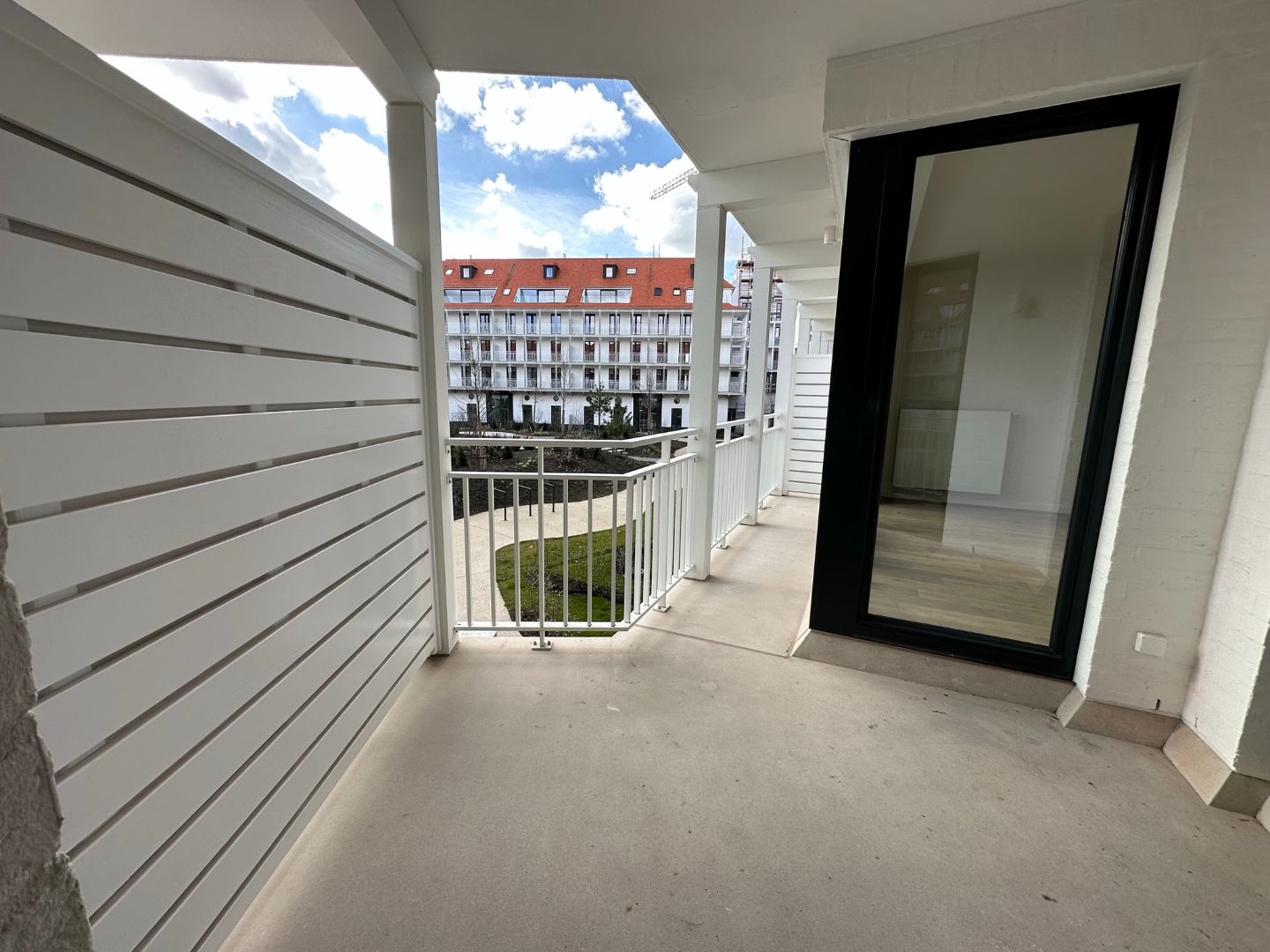 Modern appartement met uitzicht op een sfeervolle binnentuin foto 8