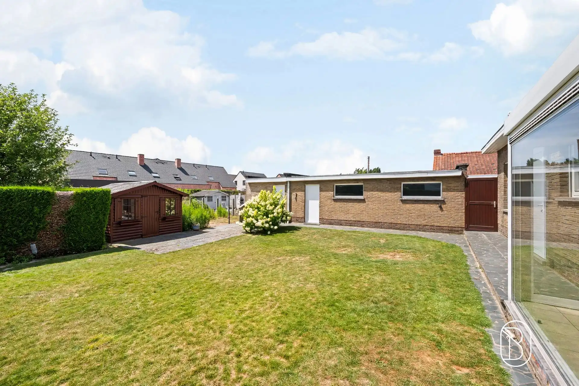 Degelijke villa met grote tuin.  foto 15