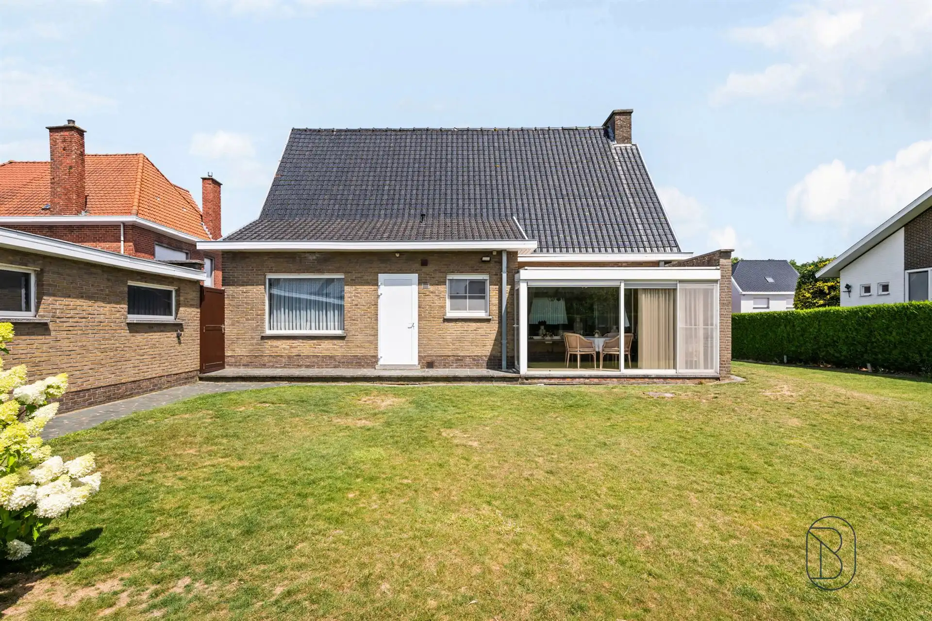Degelijke villa met grote tuin.  foto 16