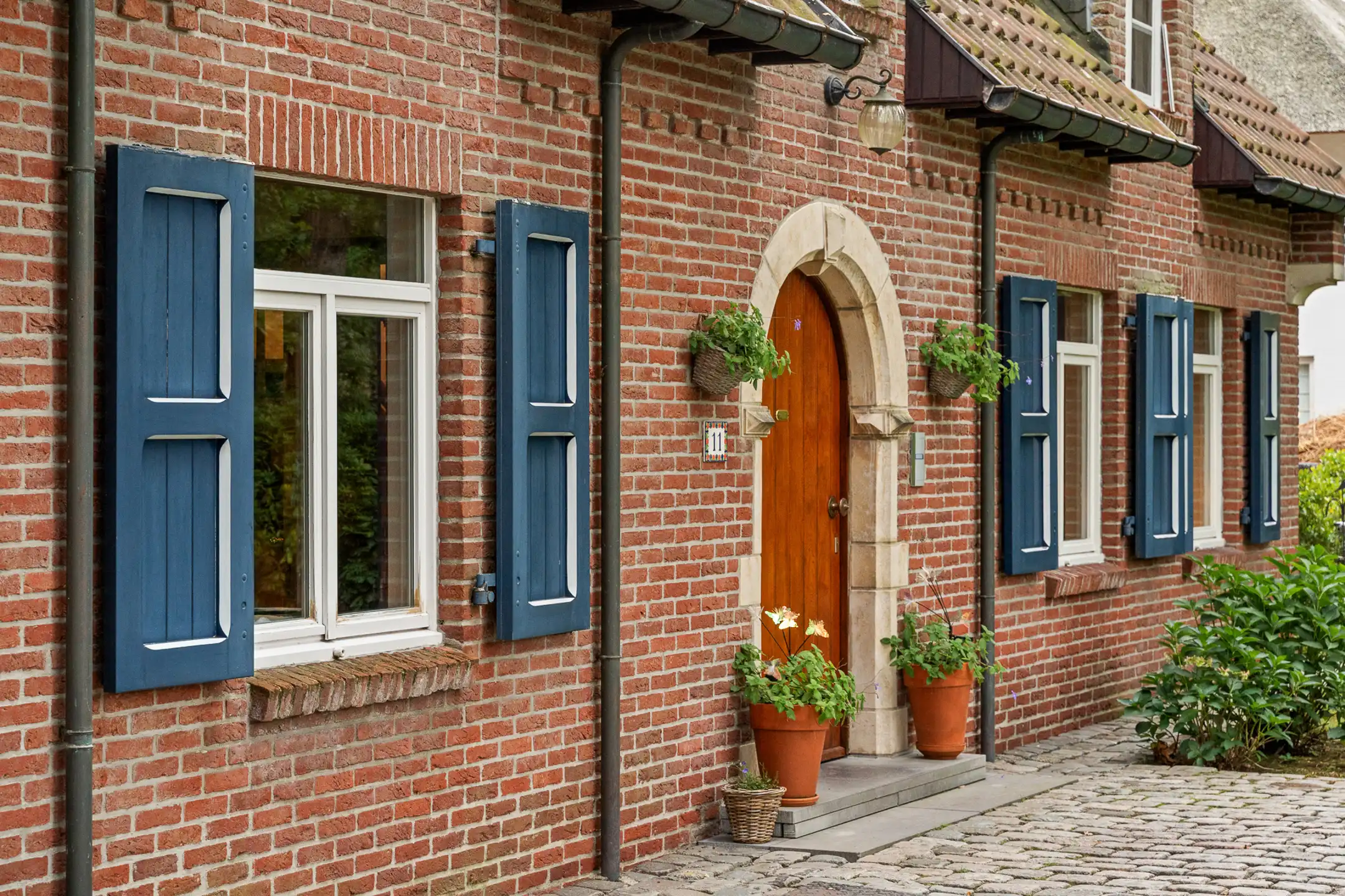 Ruime villa in bosrijke omgeving op een perceel van ca. 3.320m² met zwembad foto 2