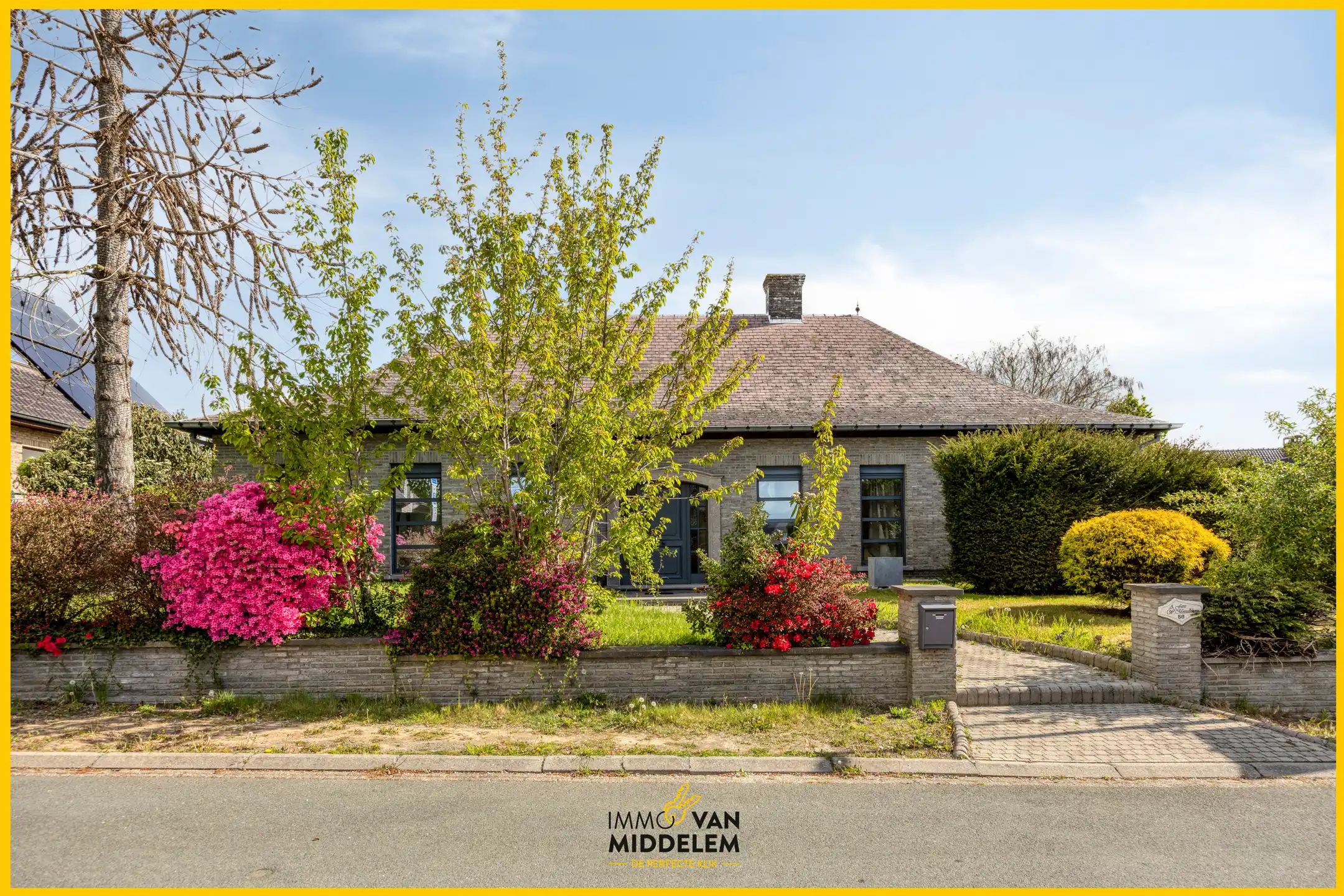 RUIME VILLA (6 KAMERS) MET BOUWGROND foto {{pictureIndex}}