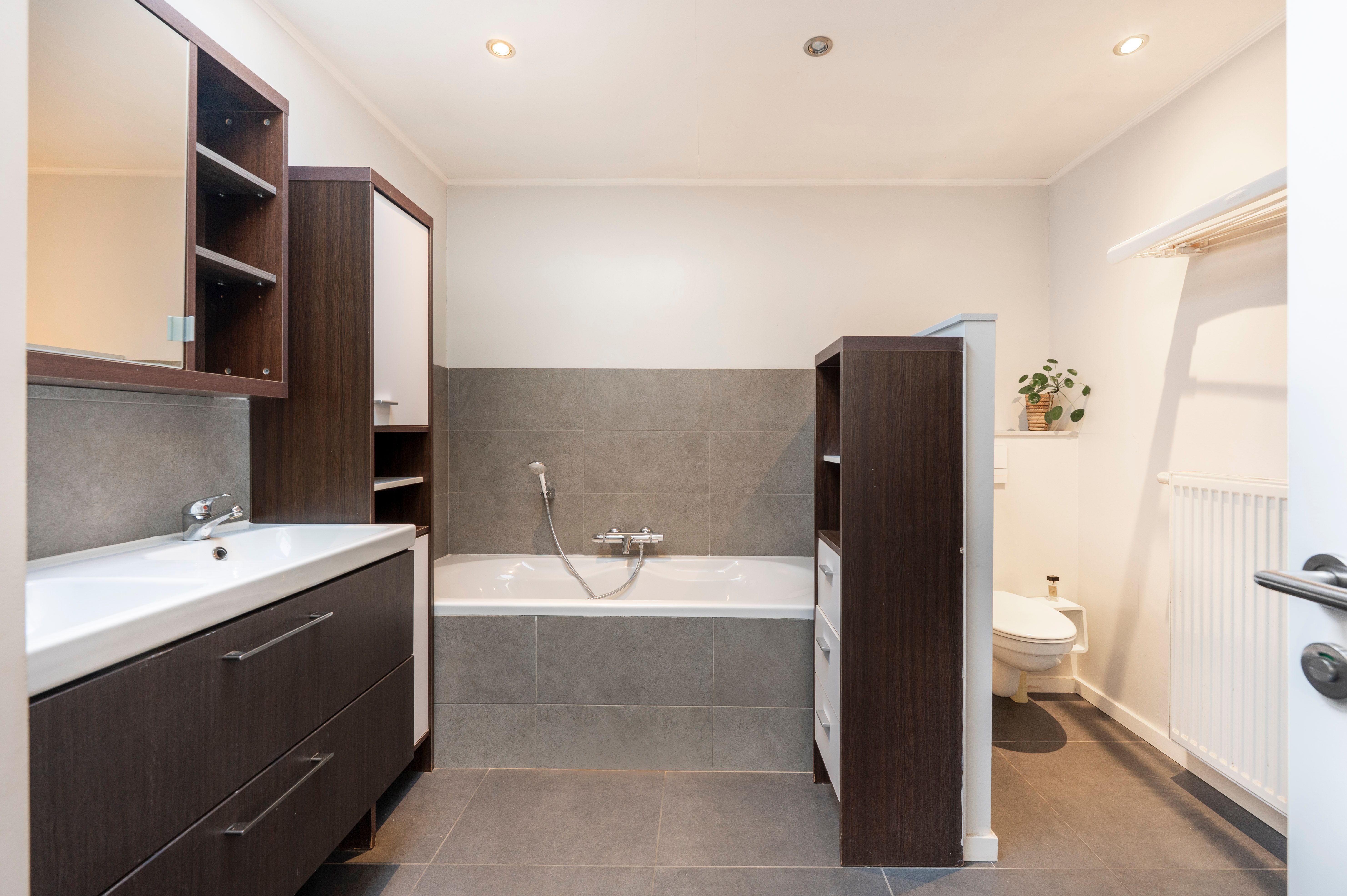 Verrassende woning met leuke tuin en grote garage nabij centrum Kapellen! foto 7