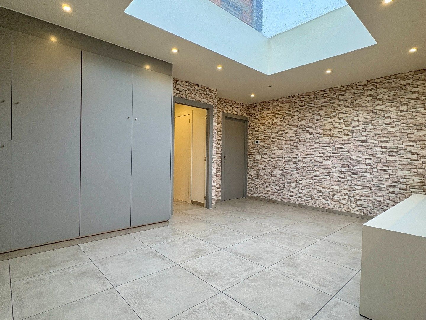 Totaal gerenoveerde woning met 305 m² bew. Opp., 4slks + gelijkvloerse kamer. foto 5