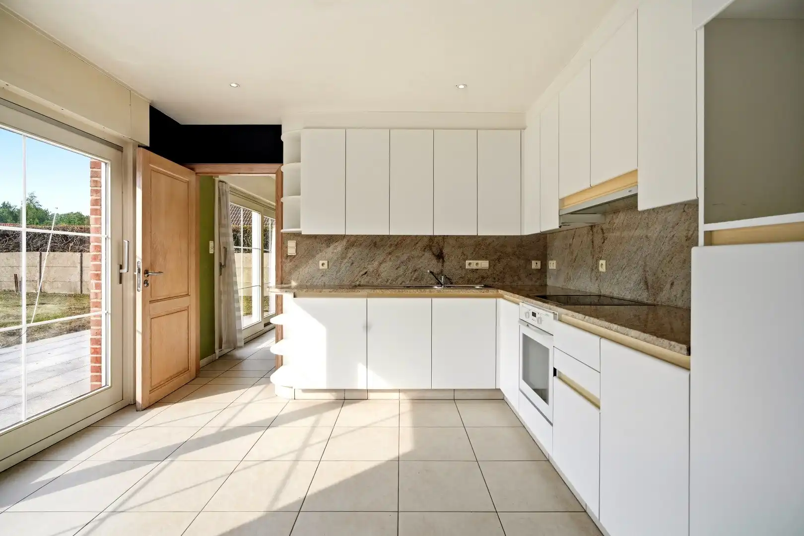 Ruime halfopen woning met 5 slaapkamers te koop in Werken met garage en ruime tuin! foto 8