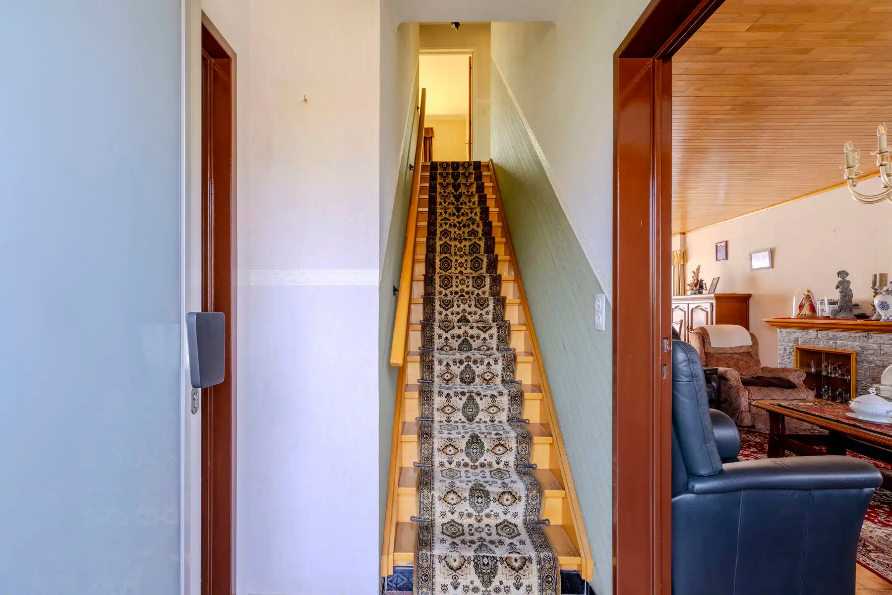 Te renoveren woning met veel potentieel op rustige locatie foto 14