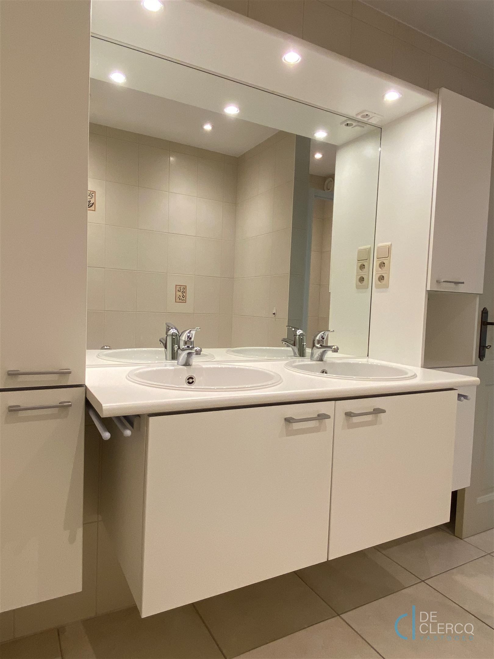 Ruim appartement met terras én garage te huur in Lochristi!  foto 8