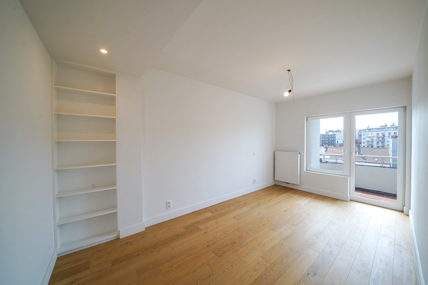 Prachtig vernieuwd 2-slaapkamerappartement centrum Oostende foto 8