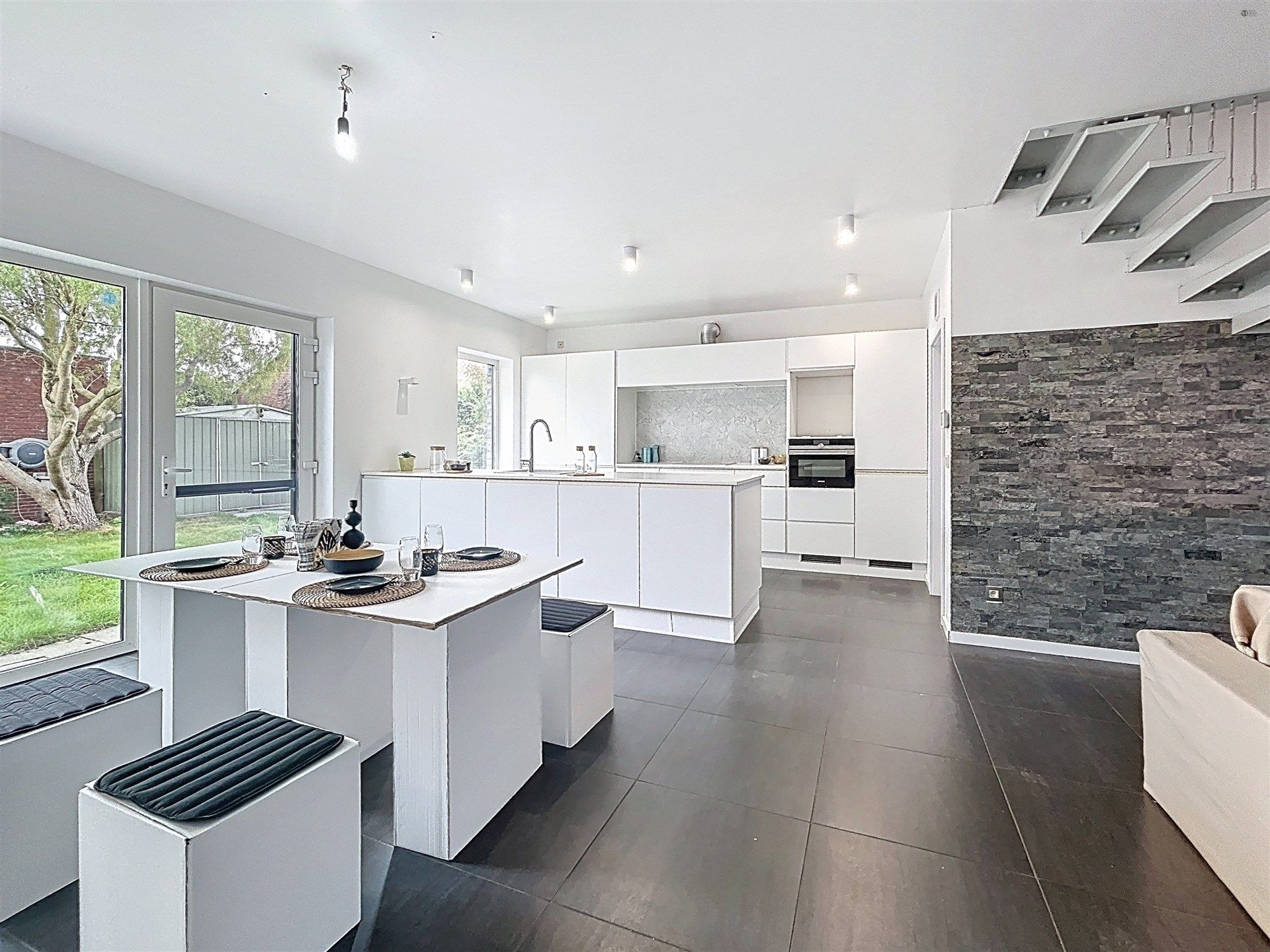 Recente energiezuinige  half-open bebouwing met 3 slp en gezellige tuin! foto 6