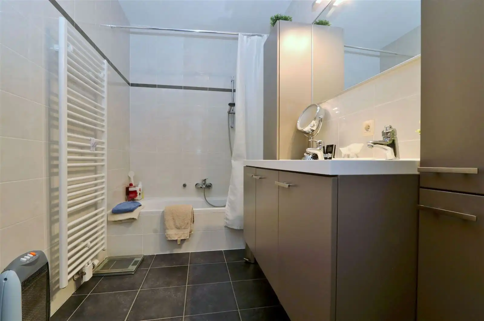 Appartement 3de verdieping met 2 slaapkamers, terras en staanplaats foto 13