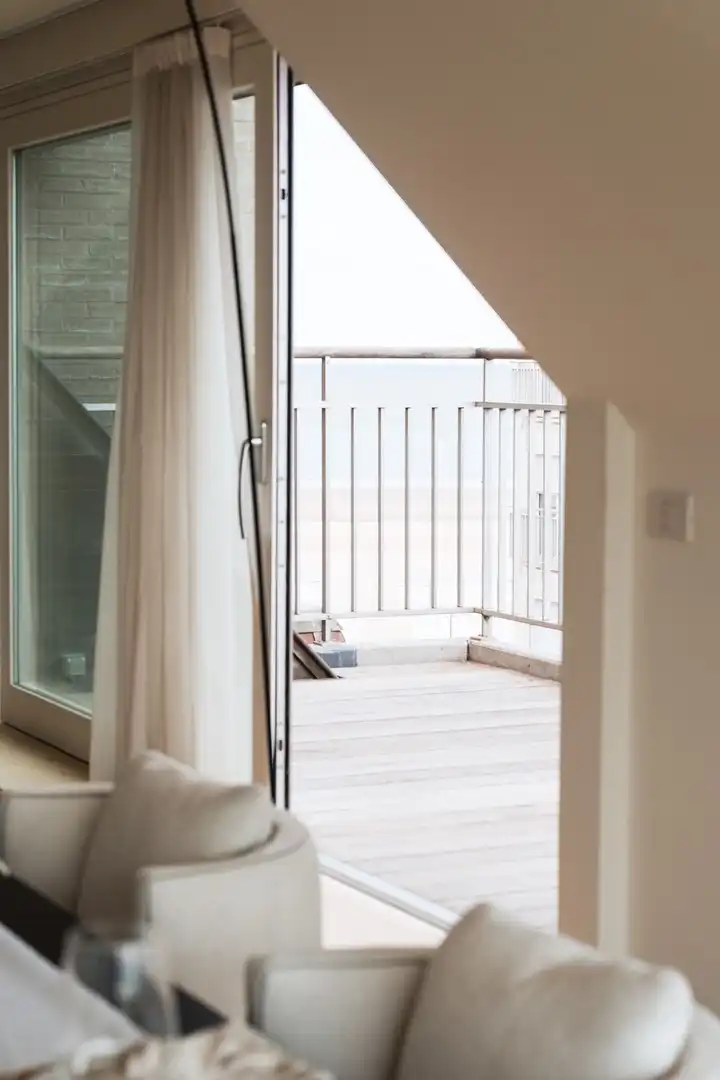 Sublieme zonnige penthouse met ruime terrassen en zijdelings zeezicht. foto 12