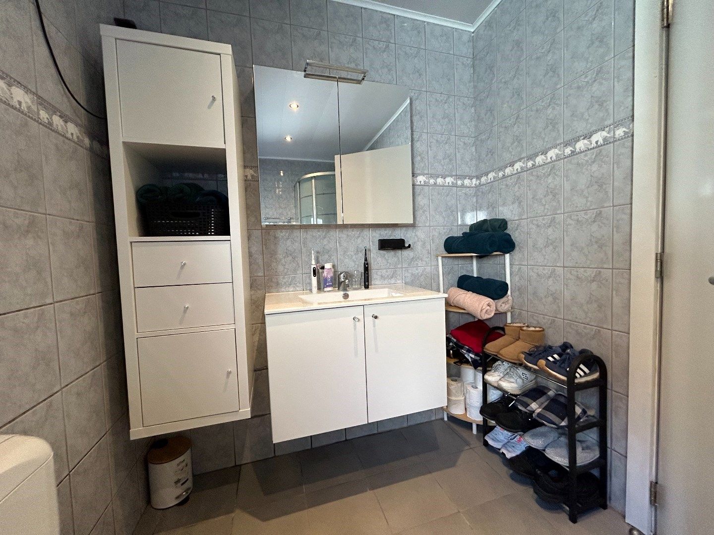 Instapklare rijwoning met veel bergruimte TE KOOP  in het bruisende Waregem. foto 10