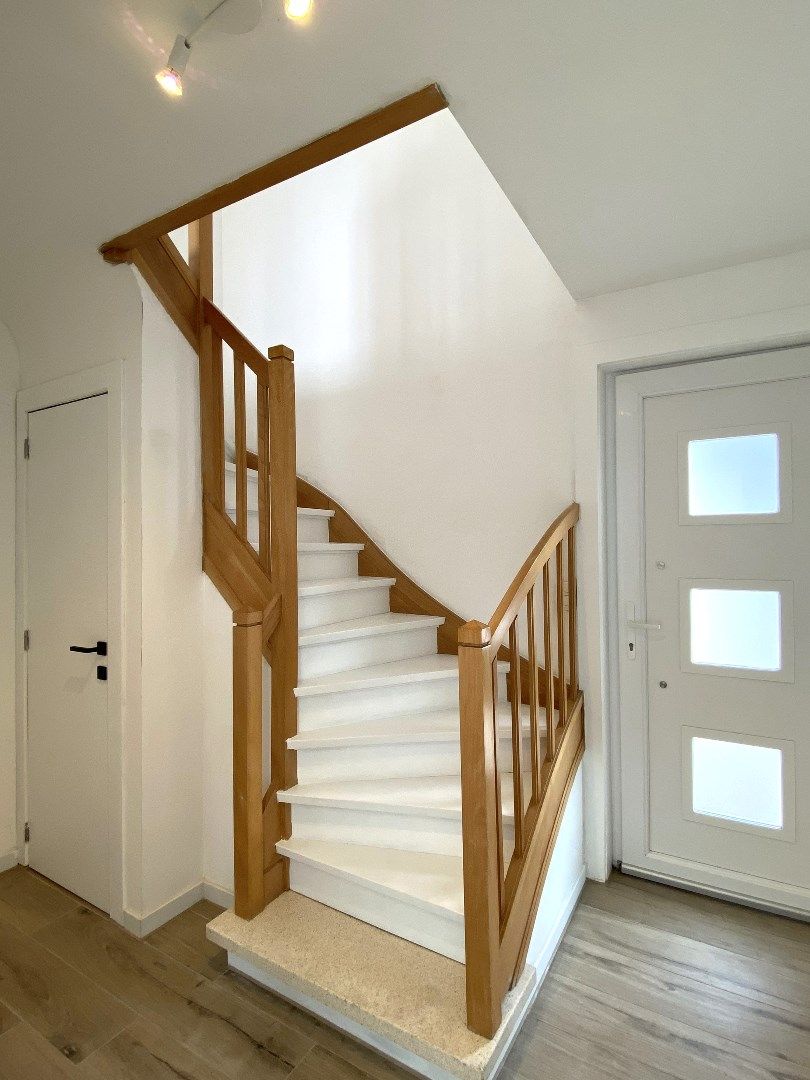HALF OPEN WONING MET TUIN | 3 SLPKS | UITERST RUSTIGE LIGGING foto 2