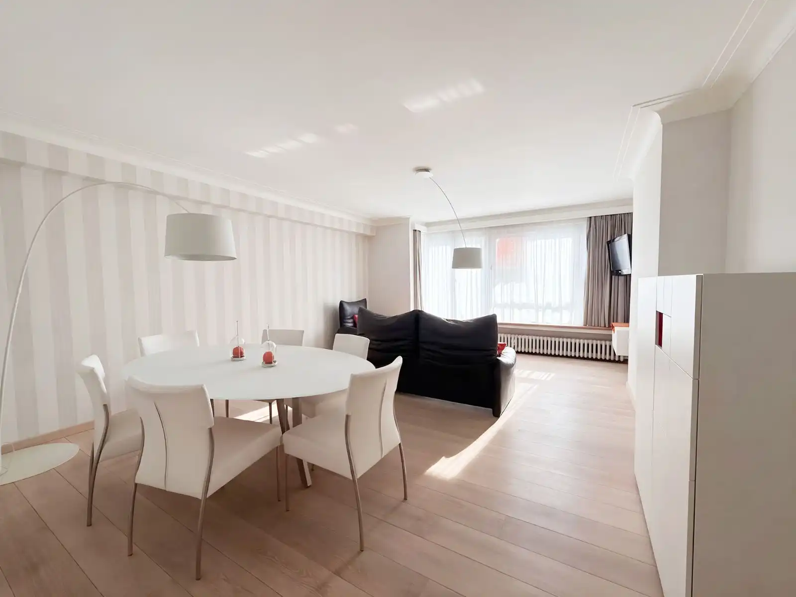 Stijlvol gerenoveerd appartement met 2 slaapkamers en lateraal zeezicht foto 2