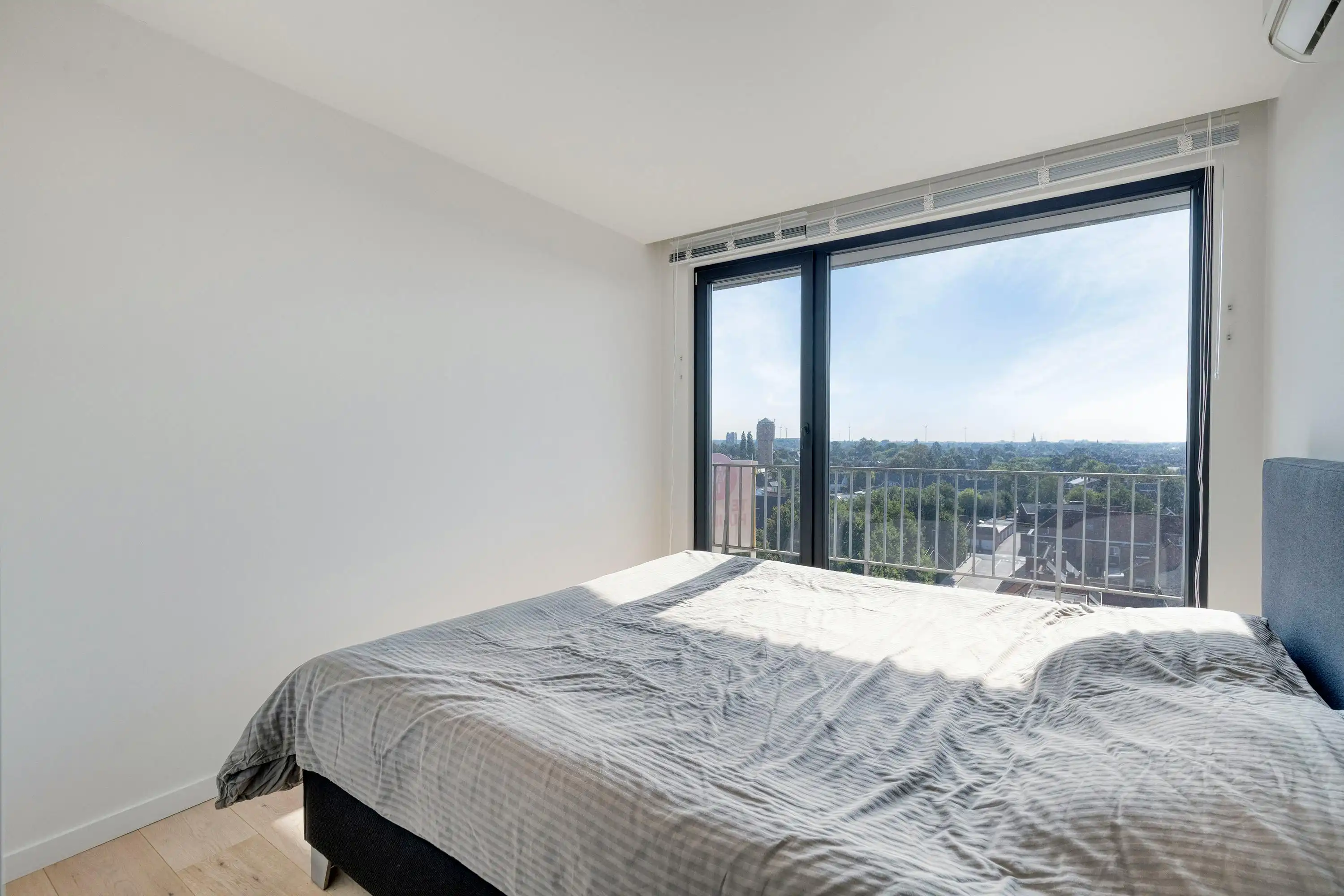 Instapklaar appartement op de 8ste verdieping met ruim terras en open uitzicht foto 5