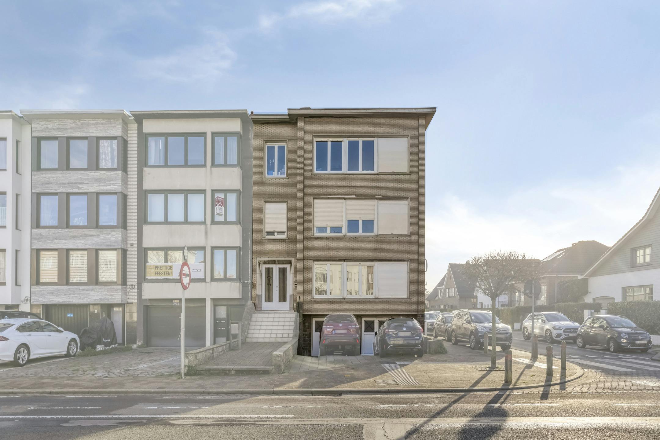 Te renoveren opbrengsteigendom te koop in Blankenberge foto 2