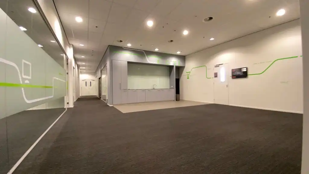 Instapklaar kantoor te huur nabij R8 in Kortrijk foto 7