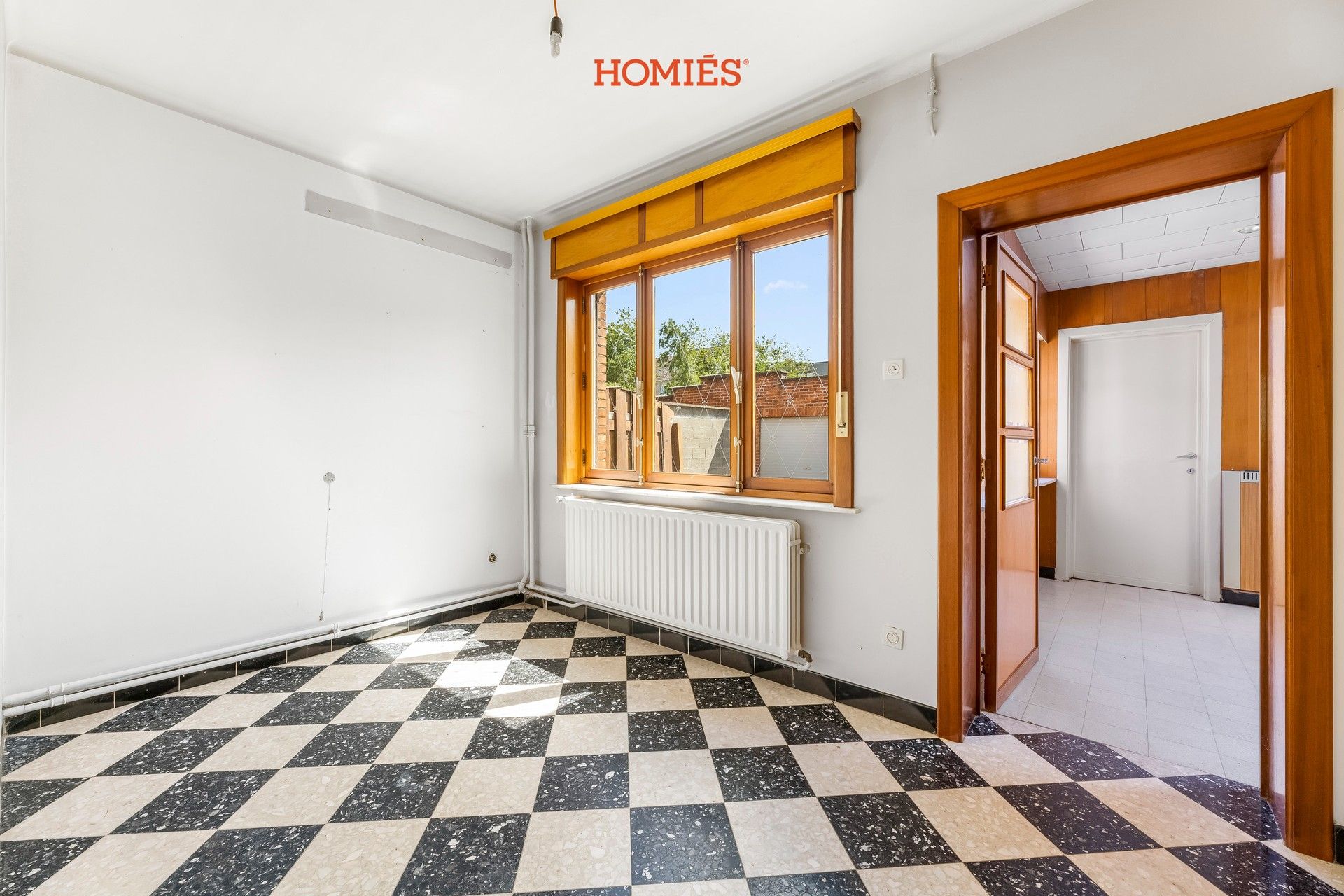 Te renoveren woning met veel potentieel foto 8