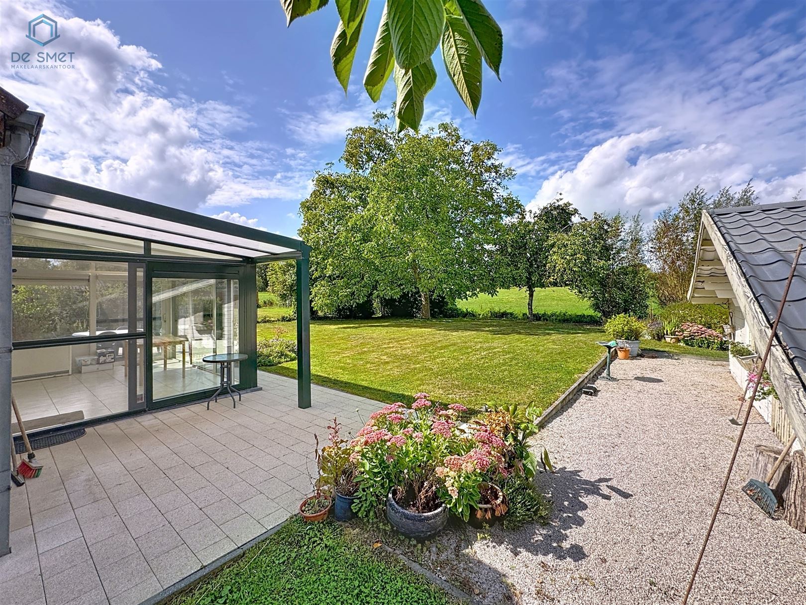 Instapklare bungalow met 3 slaapkamers, ruime tuin en veranda in hartje Moerbeke foto 3
