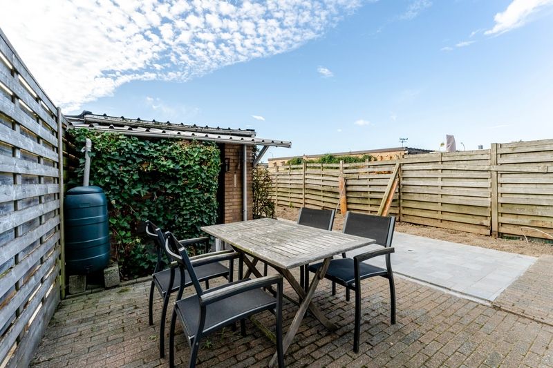 Roeselare-stadsrand. Uiterst verzorgde en goed gelegen woning met 3 slaapkamers en aparte ingang garagestraat. Gunstig EPC & conform elektriciteitsattest ! foto 18