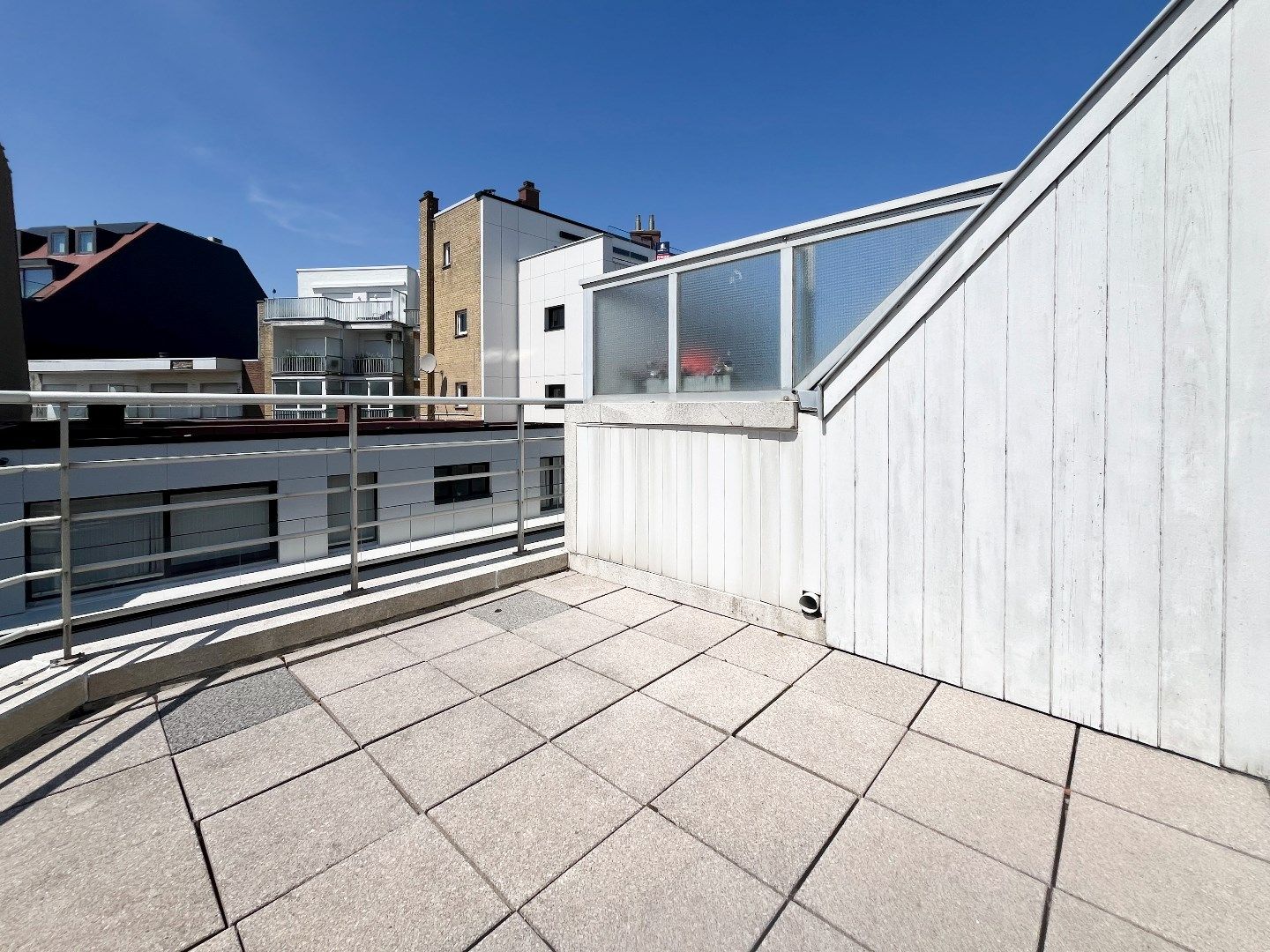 Dakappartement met zijdelings zeezicht gelegen tussen het Driehoeksplein en het  Albertplein in het Zoute. foto {{pictureIndex}}