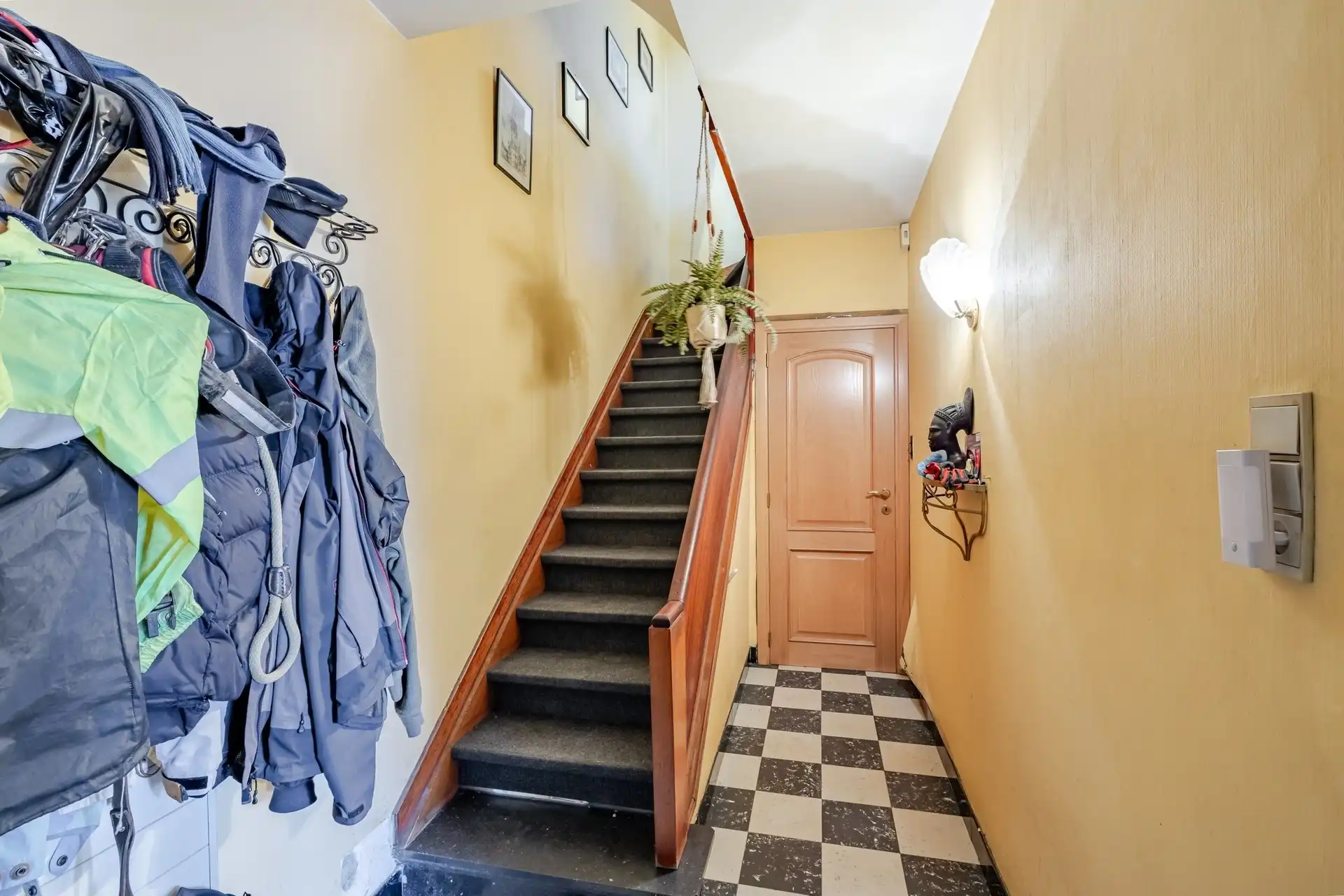 Rijwoning nabij het OLV-ziekenhuis met 3 slaapkamers en tuin foto 11