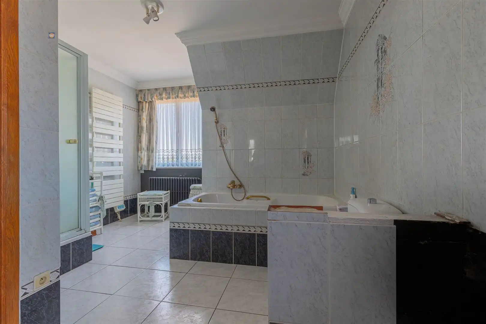 Karaktervolle villa met bijgebouw en ruime parking foto 12