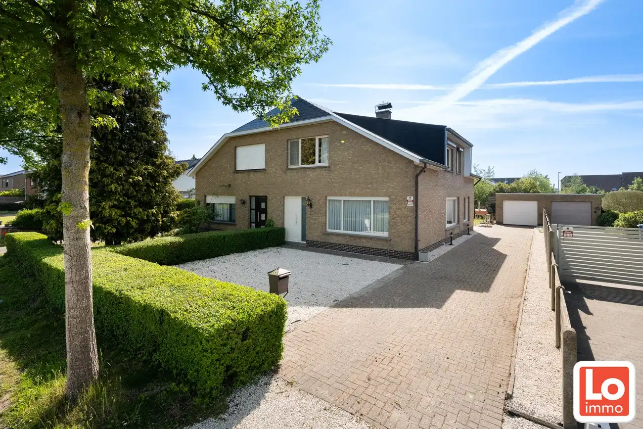 Instapklare halfopen woning met afzonderlijke garage op toplocatie in hartje Lochristi! foto {{pictureIndex}}
