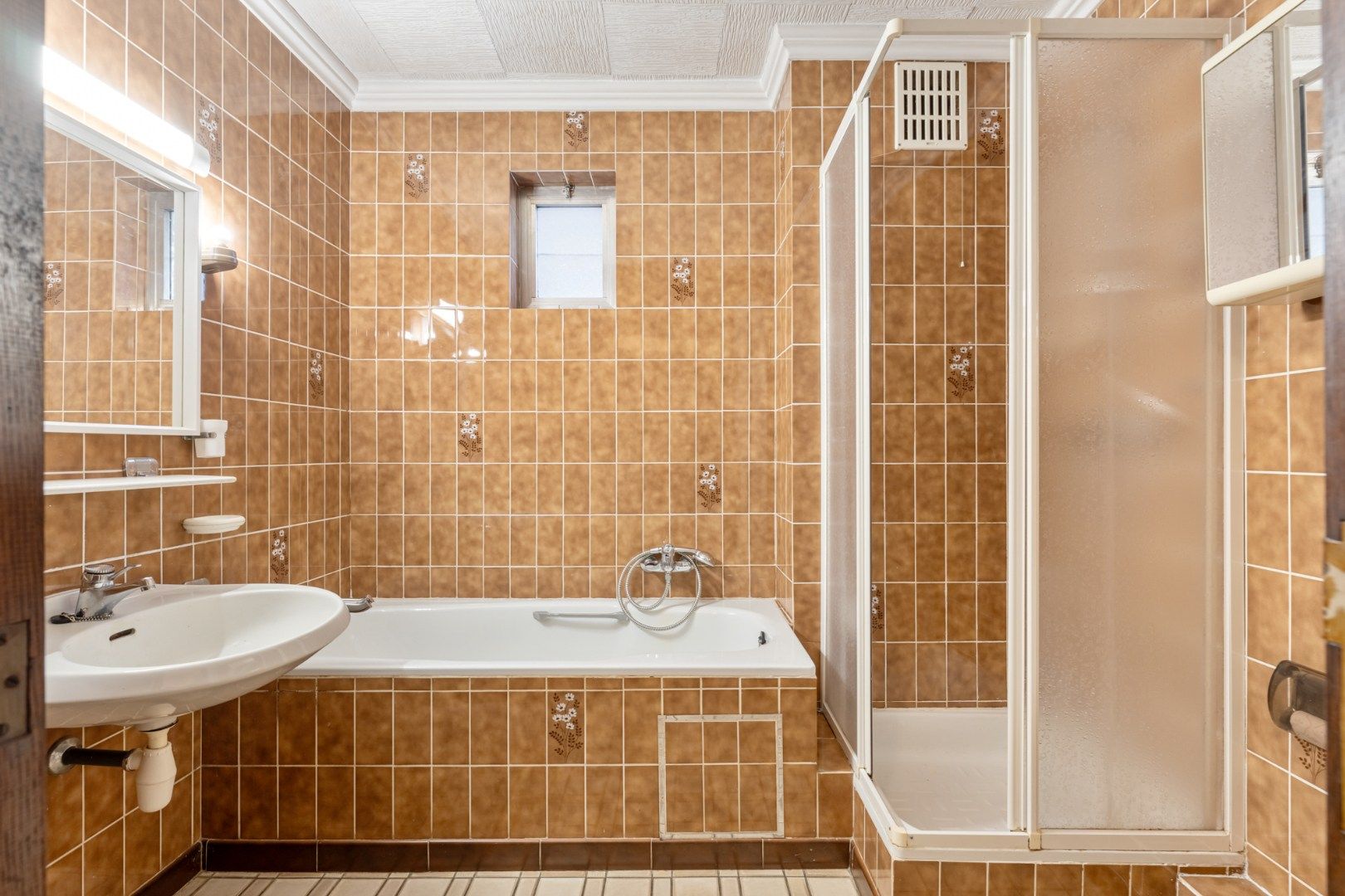 Centraal gelegen gebouw bestaande uit een handelspand op het gelijkvloers en een bovenliggend duplex-appartement! foto 19