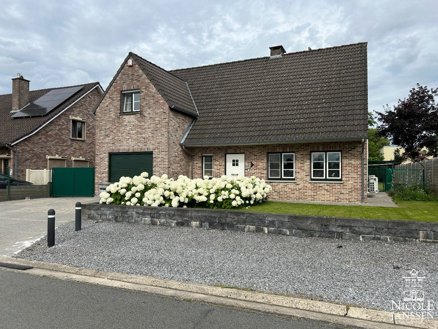 Verzorgde gezinswoning met tuin en garage in een rustige en kindvriendelijke buurt foto 1