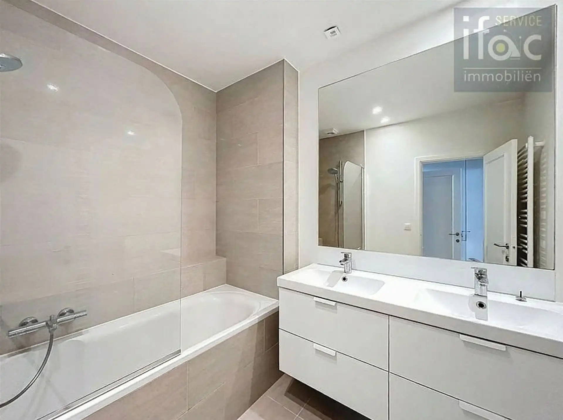 Ruim appartement van (110m²) met terras  foto 13
