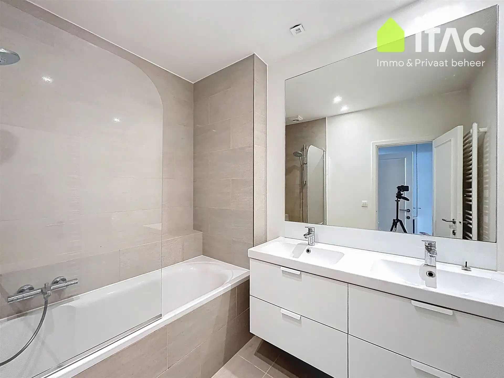 Ruim appartement van (110m²) met terras  foto 13