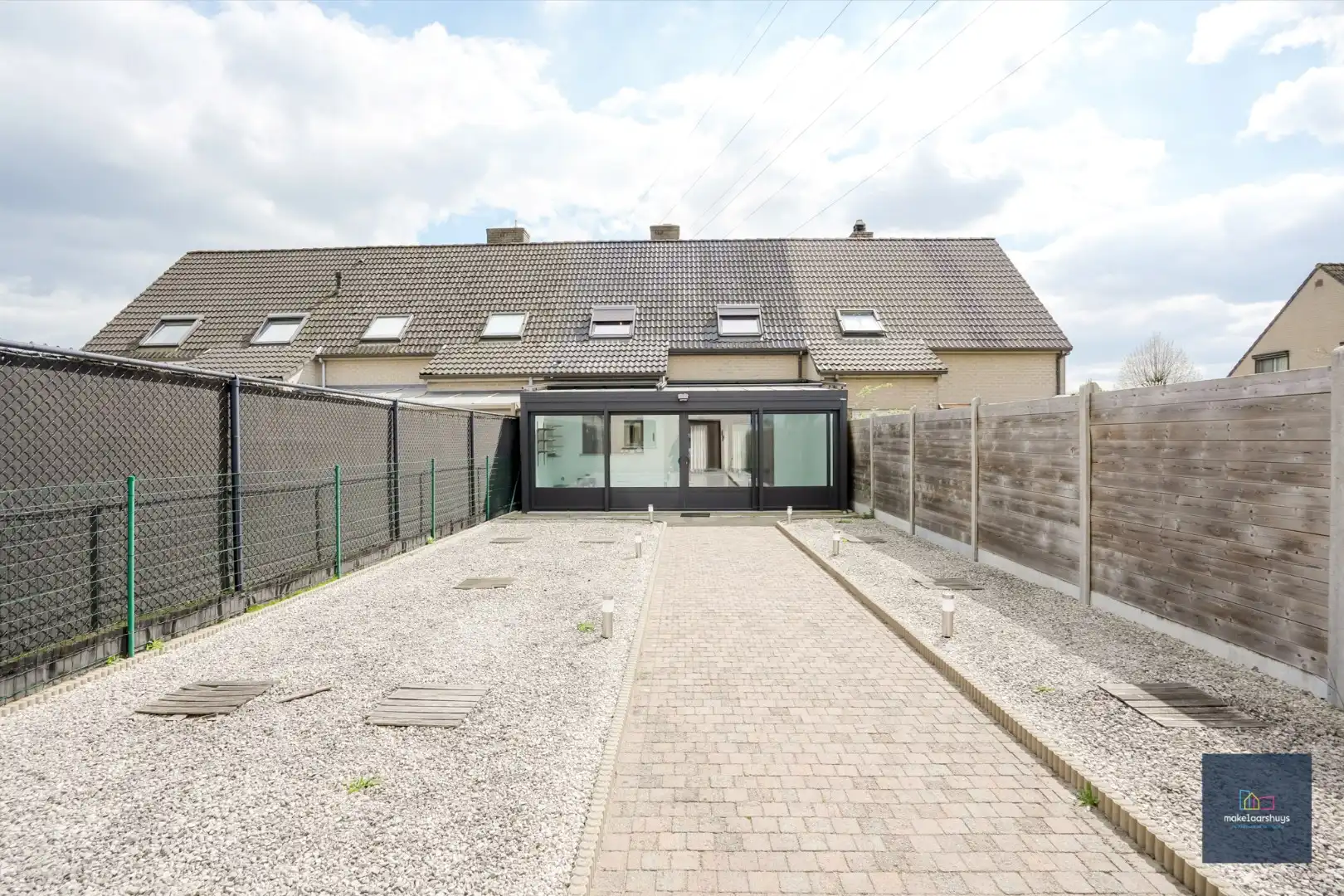 Verzorgde woning in rij met tuin en dubbele garage foto 23