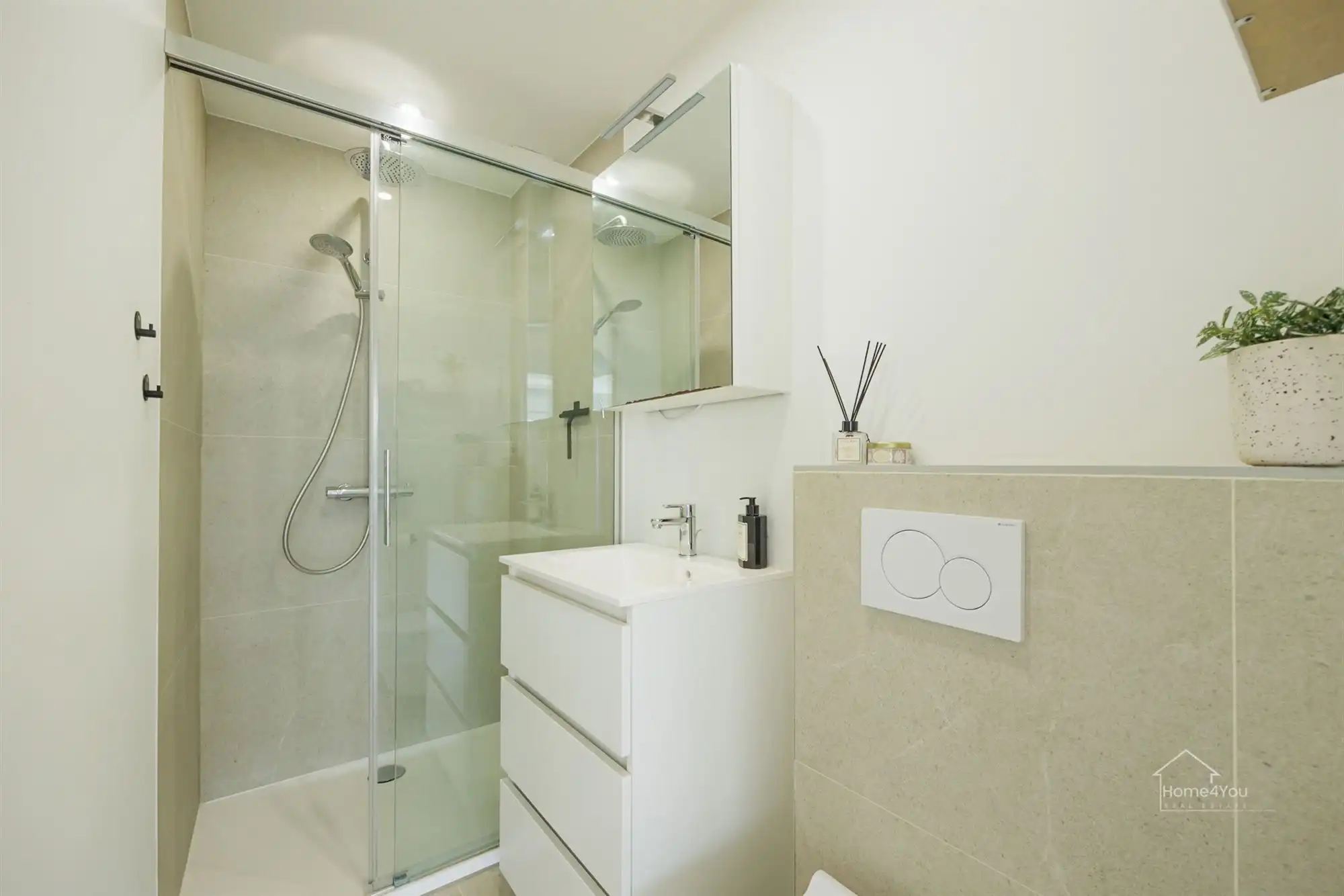 Instapklaar gelijvloers Appartement met Tuin foto 8